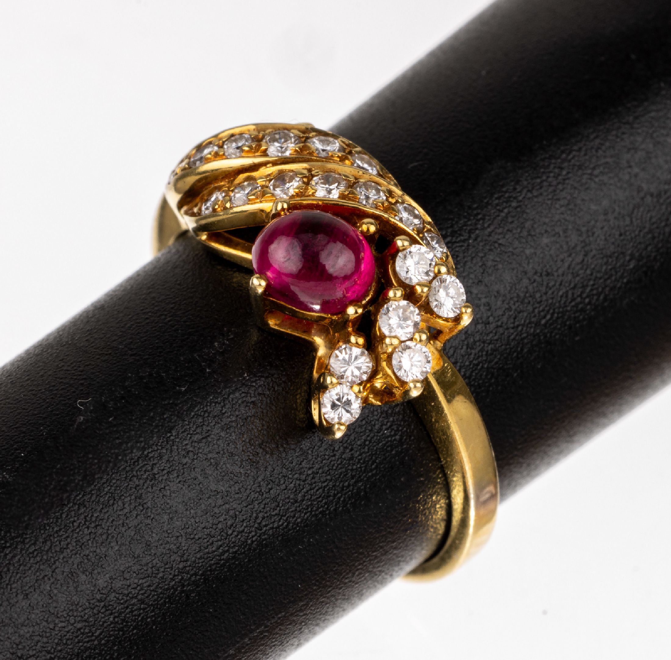 18 kt Gold Rubin-Brillant-Ring, GG 750/000,ovaler Rubin-Cabochon ca. 0.25 ct, 20 Brillanten zus. ca. 0.50 ct feines Weiß -Weiß/lr-vs, RW 54, ca. ...