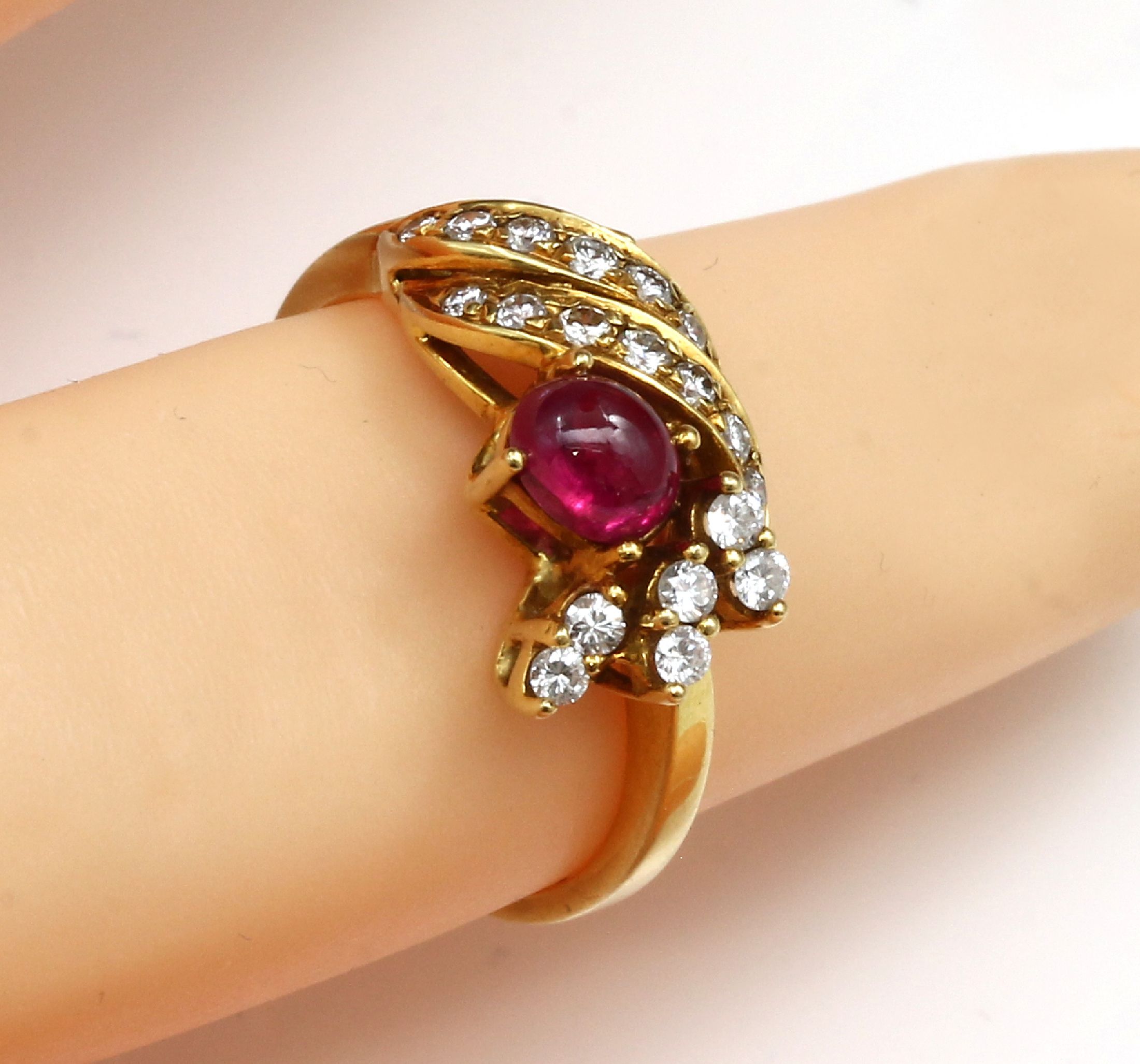 Detail a: 18 kt Gold Rubin-Brillant-Ring, GG 750/000,ovaler Rubin-Cabochon ca. 0.25 ct, 20 Brillanten zus. ca. 0.50 ct feines Weiß -Weiß/lr-vs, RW 54, ca. ...