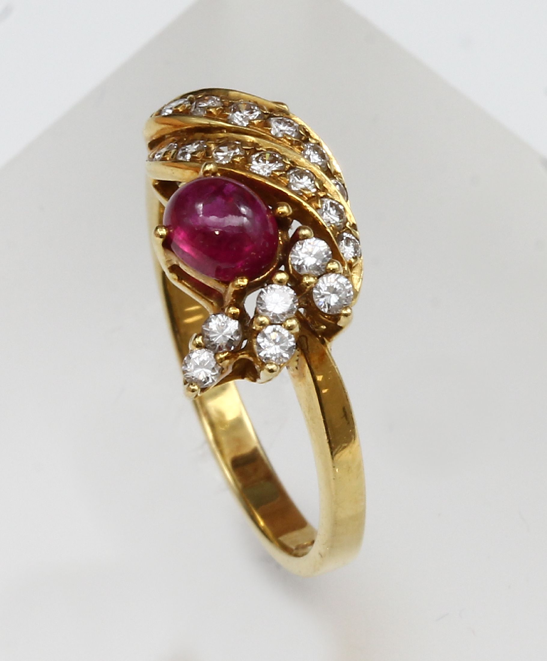 Detail b: 18 kt Gold Rubin-Brillant-Ring, GG 750/000,ovaler Rubin-Cabochon ca. 0.25 ct, 20 Brillanten zus. ca. 0.50 ct feines Weiß -Weiß/lr-vs, RW 54, ca. ...