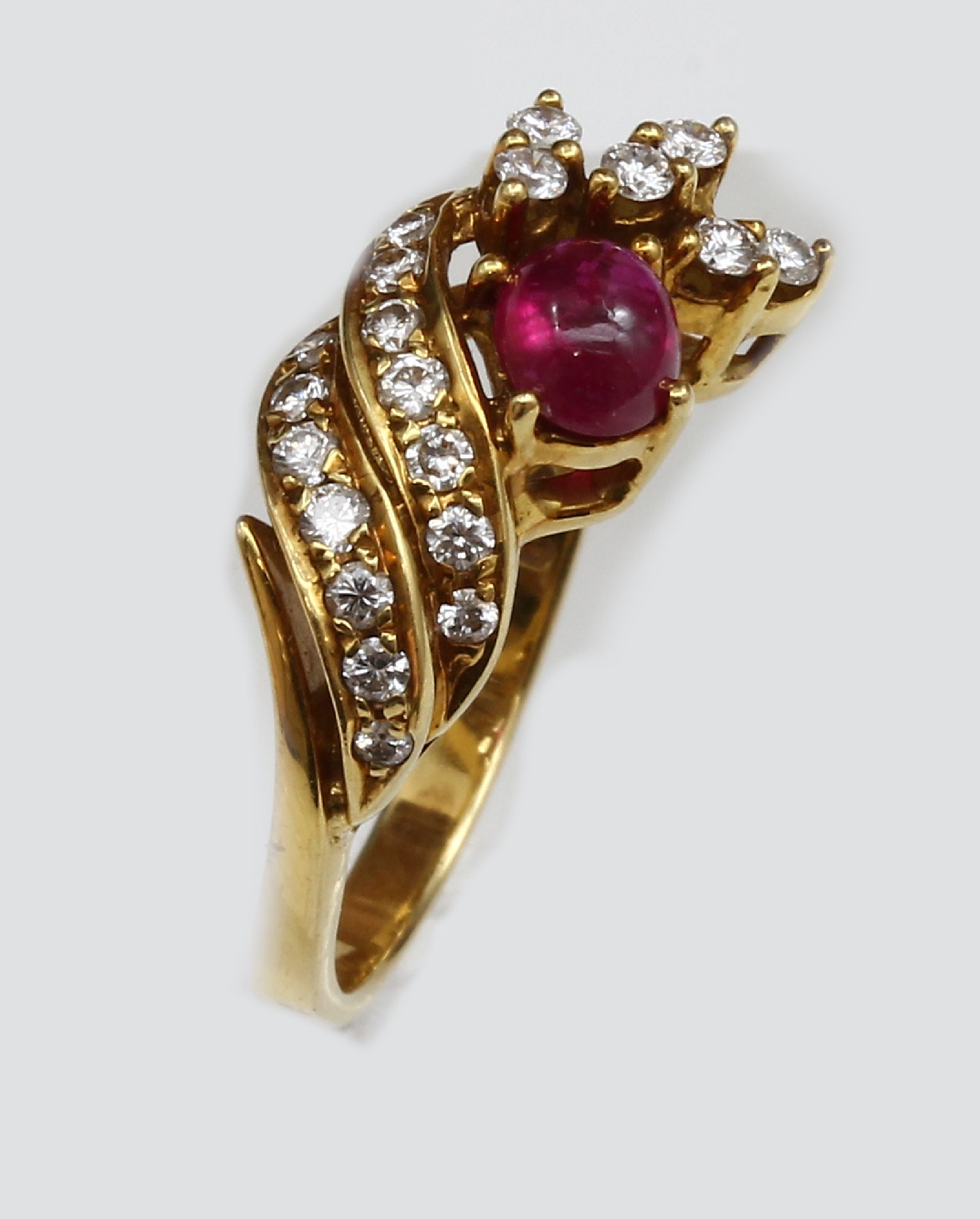 Detail c: 18 kt Gold Rubin-Brillant-Ring, GG 750/000,ovaler Rubin-Cabochon ca. 0.25 ct, 20 Brillanten zus. ca. 0.50 ct feines Weiß -Weiß/lr-vs, RW 54, ca. ...