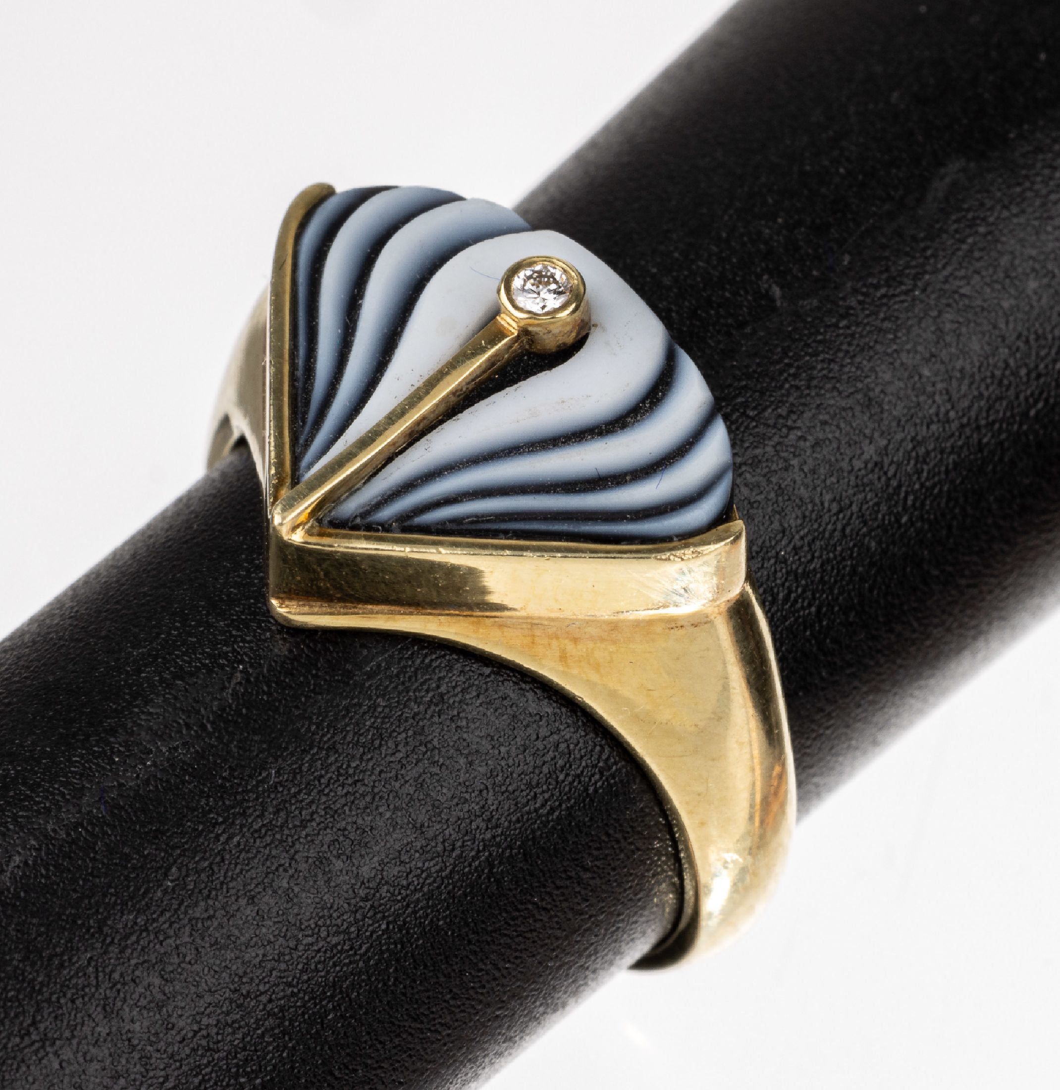 Detail a: 14 kt Gold Achat-Brillant-Ring, GG 585/000,gravierter Achat, Idar-Obersteiner Schleifarbeit, Brillant ca. 0.02 ct Weiß/vs, RW 55, ca. 6.0 g