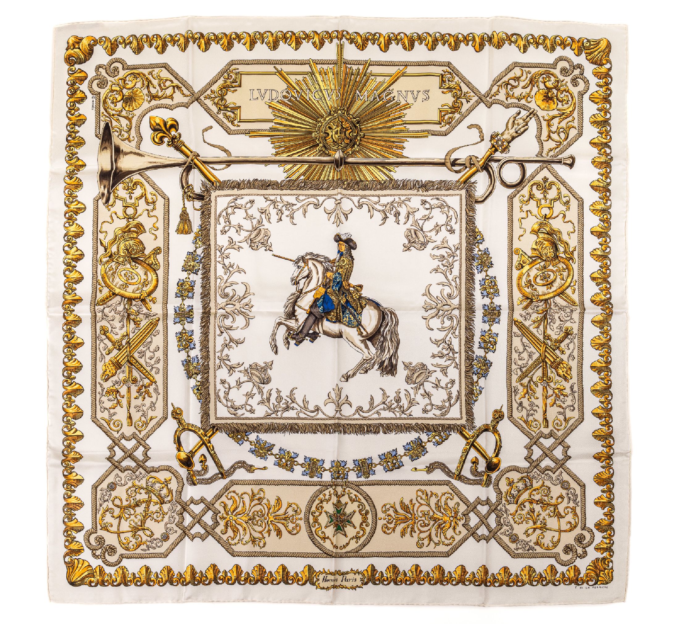 Detail b: Konvolut 2 Hermes Carrees, Made in France, 100 % Seide, 1 x Ludovicus Magnus, weiß- grundig mit reichem goldf., blauen und beigef.Elementen, sign. ...