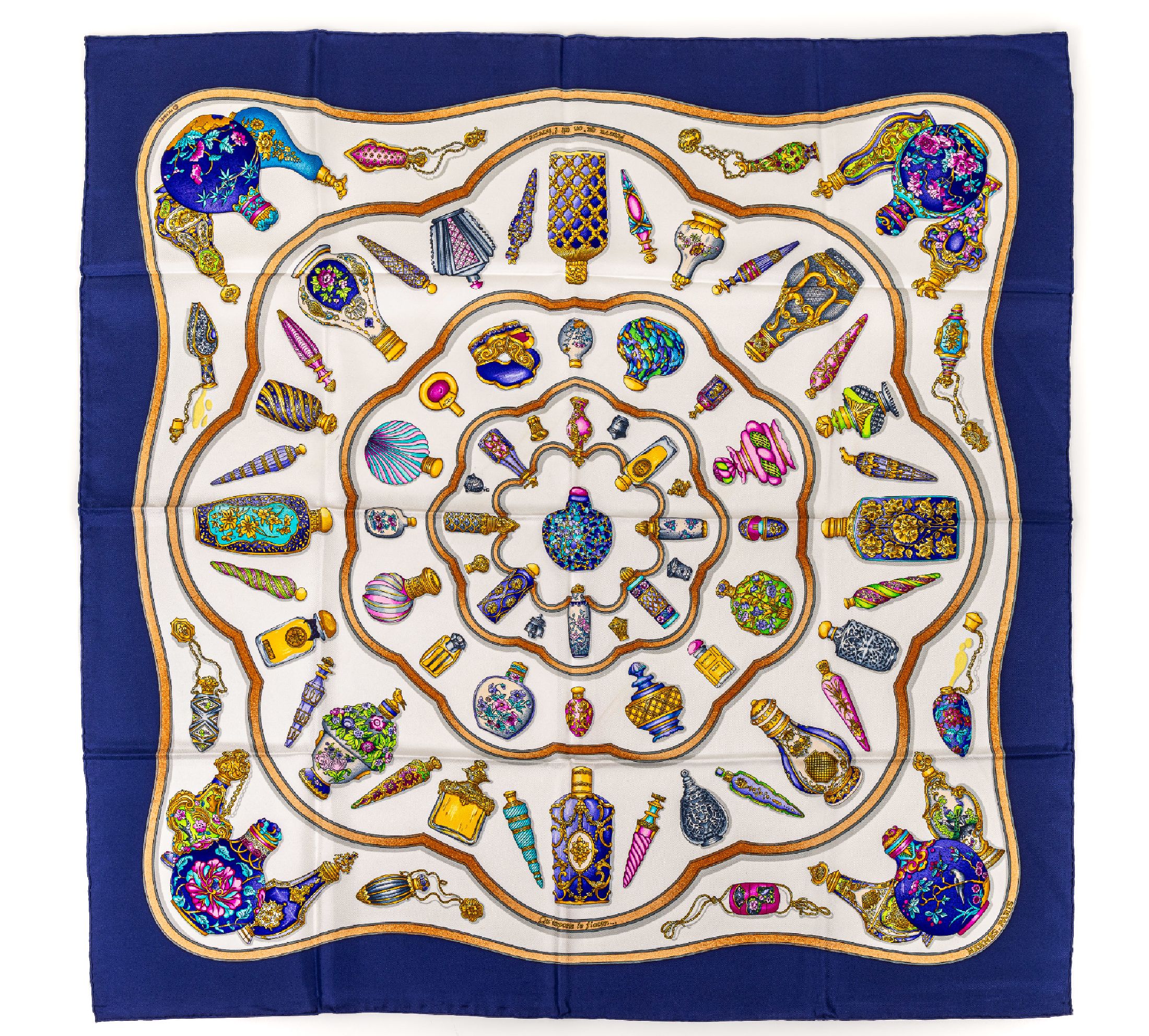 Detail b: Konvolut 2 HERMES Karree, 100 % Seide, Made inFrance, 1 x "Qu´importe le flacon", Grund cremef. mit bunten Flacons, Rand dunkelblau, 1 x ...