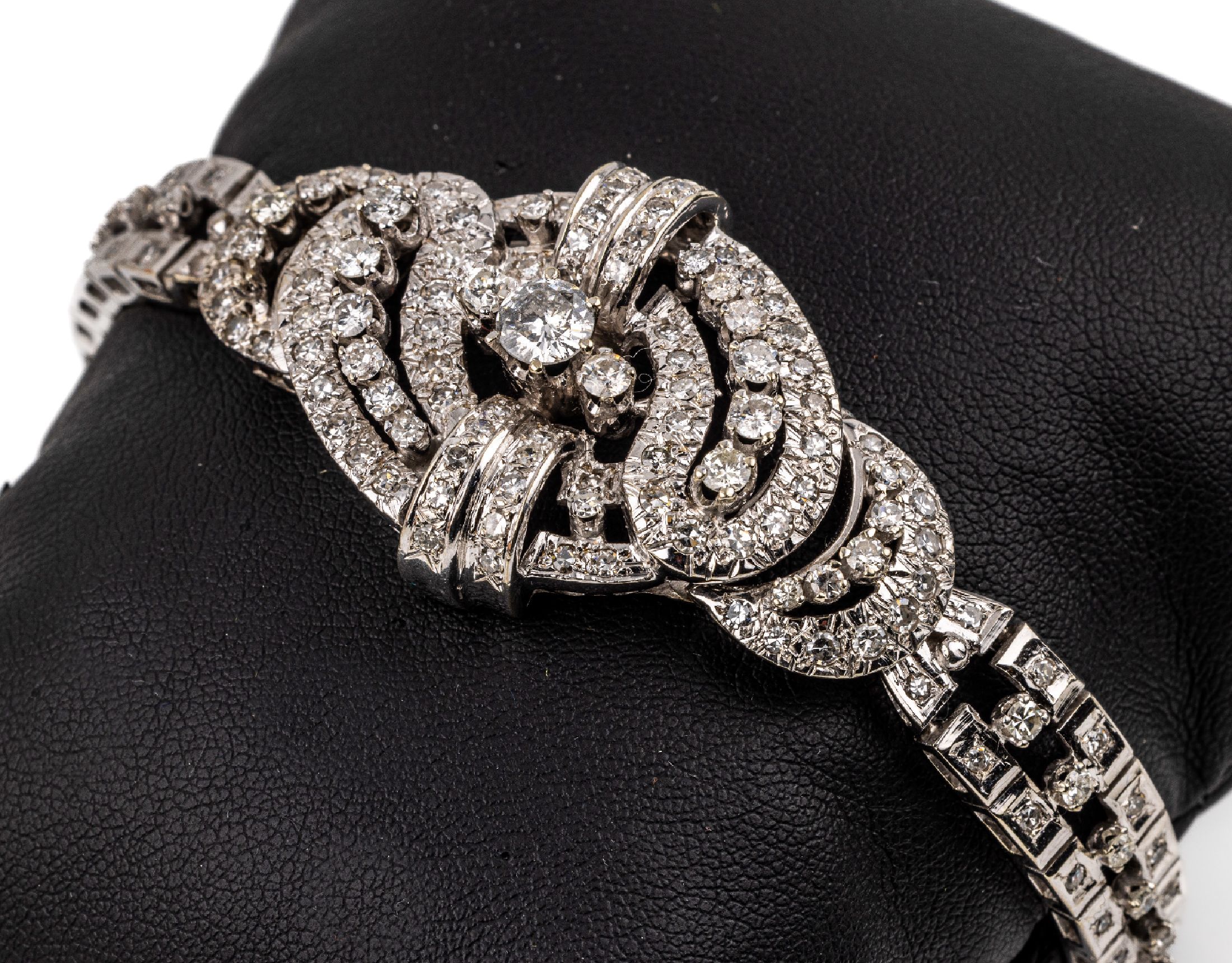 Prunkvolles 18 kt Gold Diamant-Armband, WG 750/000, ausgefallenes Design, Mittelteil bes.mit ca. 174 Diamanten zus. ca. 5.00 ct Weiß- ...