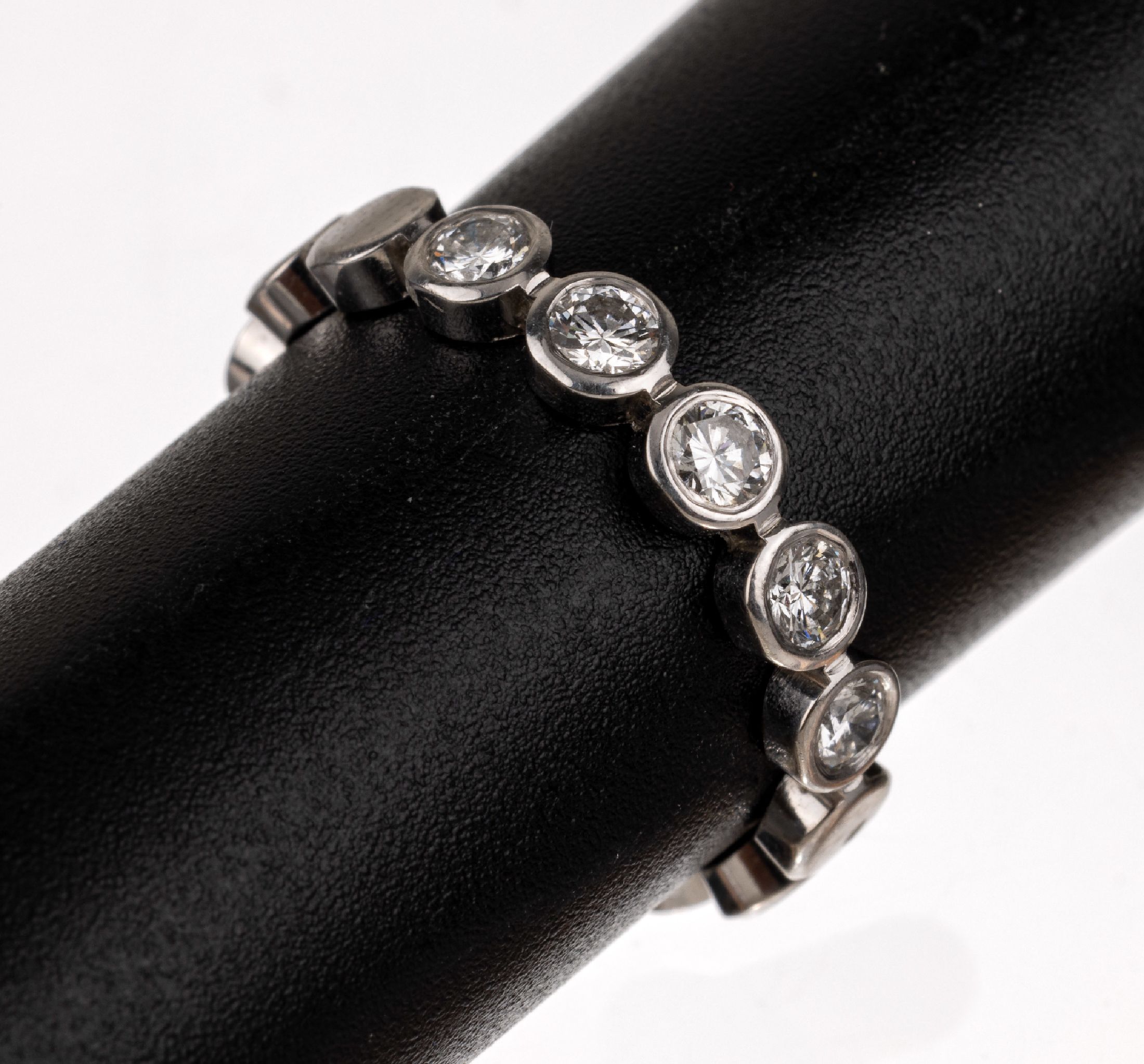 14 kt Gold Brillant-Ring, WG 585/000, 5 Brillanten zus. ca. 0.50 ct feines Weiß -Weiß/lr-vs, RW 52, ca. 3.4 g