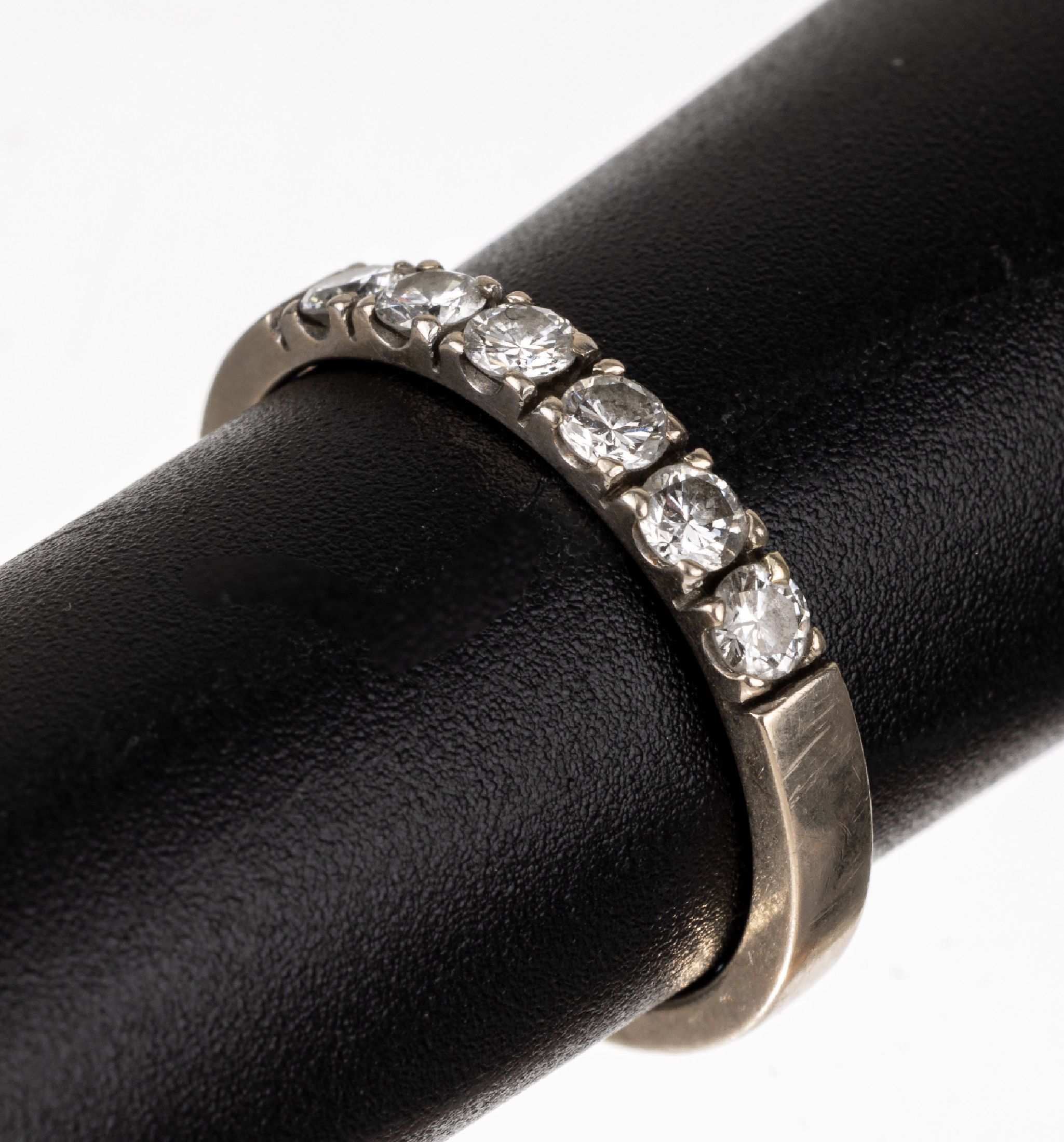 14 kt Gold Brillant-Ring, WG 585/000, 6 Brillanten zus. ca. 0.48 ct Weiß/vs, ca. 2.9 g, RW 53