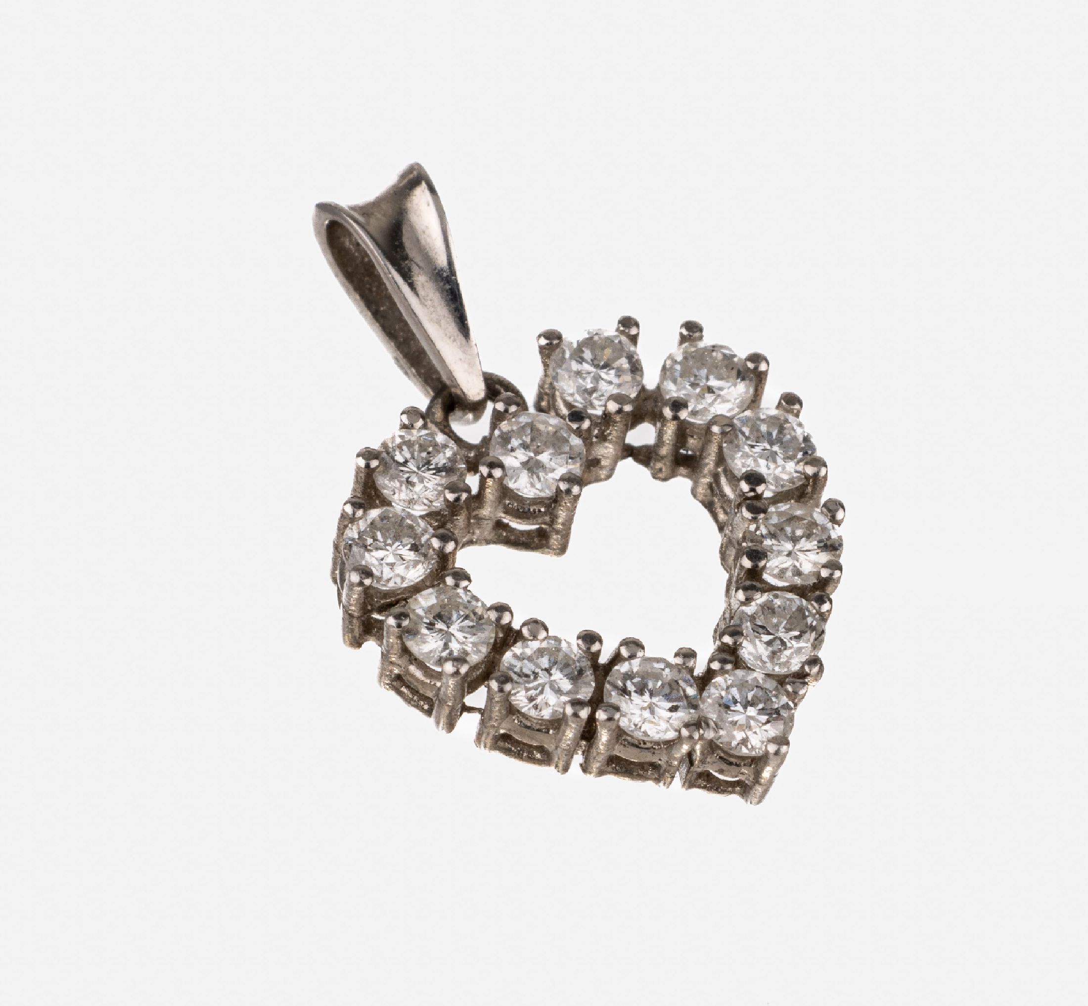 14 kt Gold Herzanhänger, WG 585/000, 12 Brillanten zus. ca. 0.60 ct feines Weiß-Weiß/lr-vs, L. ca. 1.5 cm, ca. 1.0 g