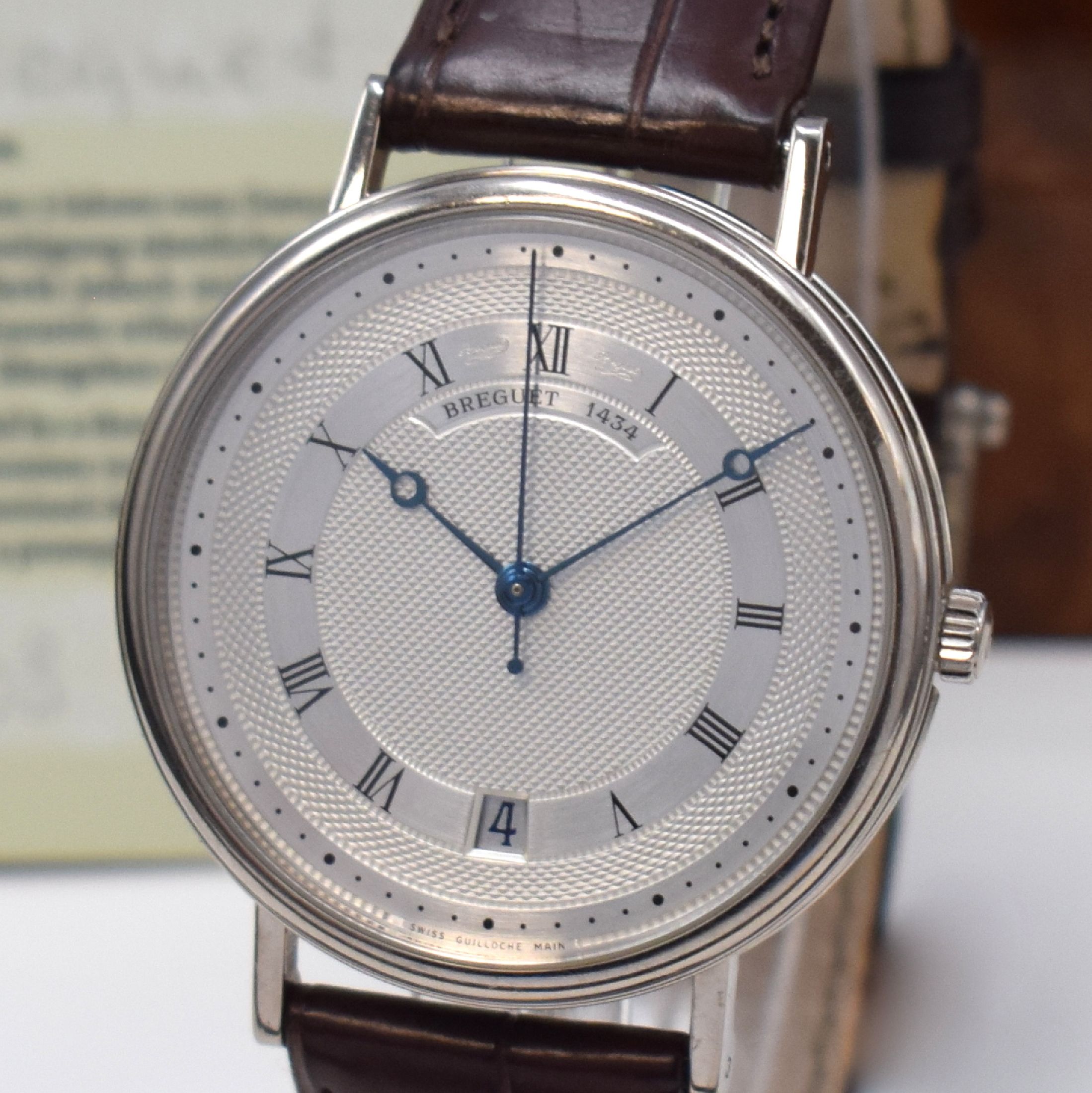 Detail a: BREGUET Classique feine Armbanduhr Referenz 5930 in WG 750/000, Automatik, Schweiz um 2008, 3-teil. Geh., Boden und Glasrand aufgedr., Münzrand, ...