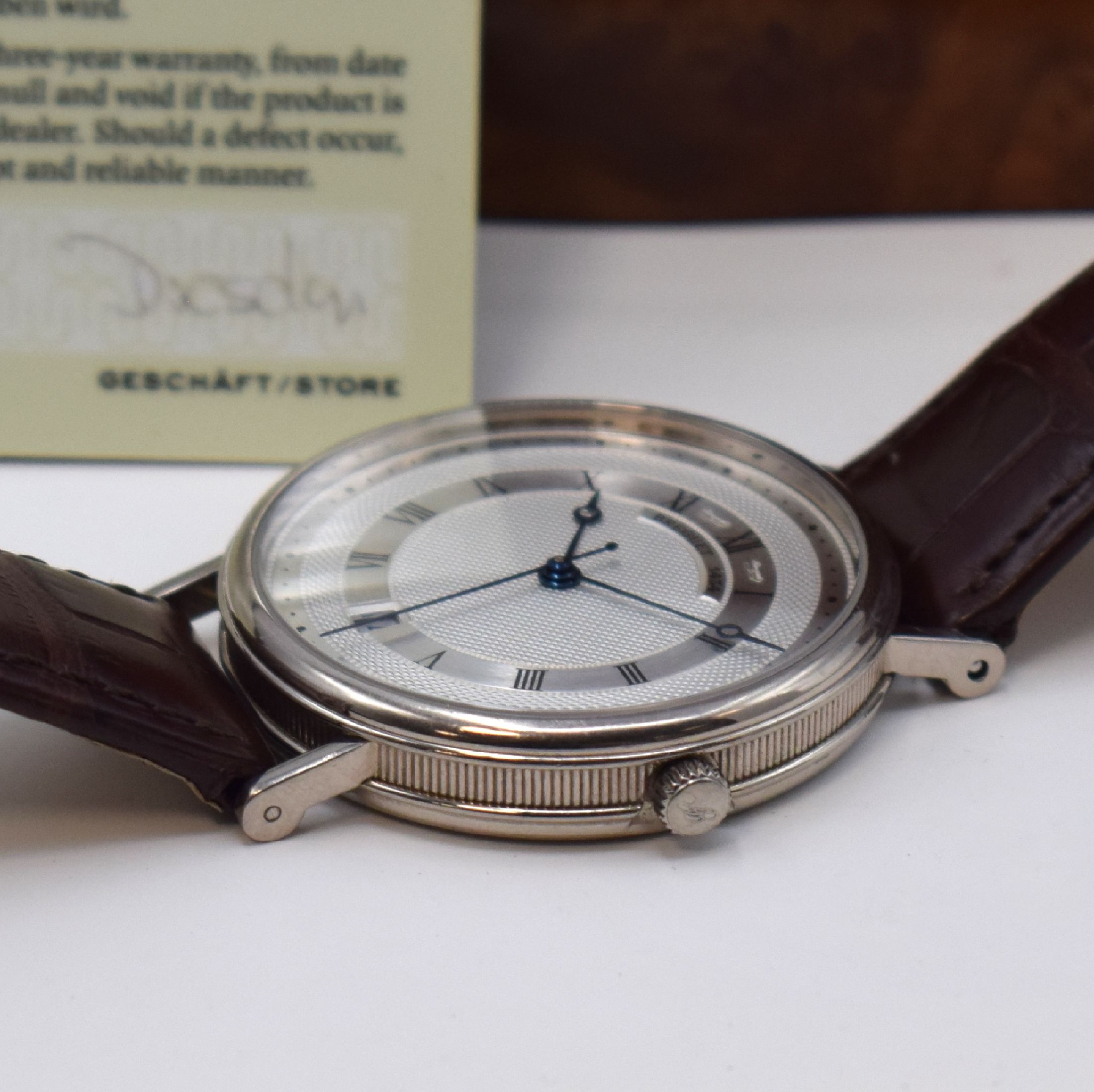 Detail b: BREGUET Classique feine Armbanduhr Referenz 5930 in WG 750/000, Automatik, Schweiz um 2008, 3-teil. Geh., Boden und Glasrand aufgedr., Münzrand, ...