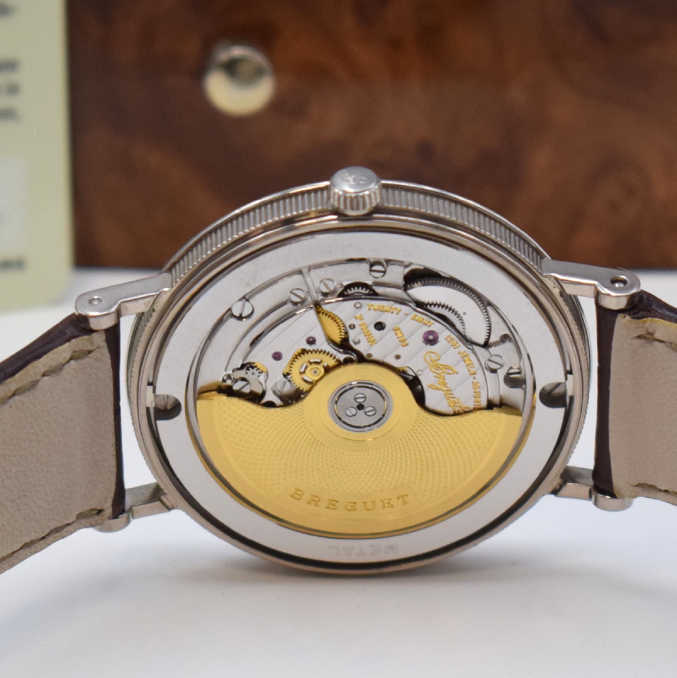 Detail d: BREGUET Classique feine Armbanduhr Referenz 5930 in WG 750/000, Automatik, Schweiz um 2008, 3-teil. Geh., Boden und Glasrand aufgedr., Münzrand, ...