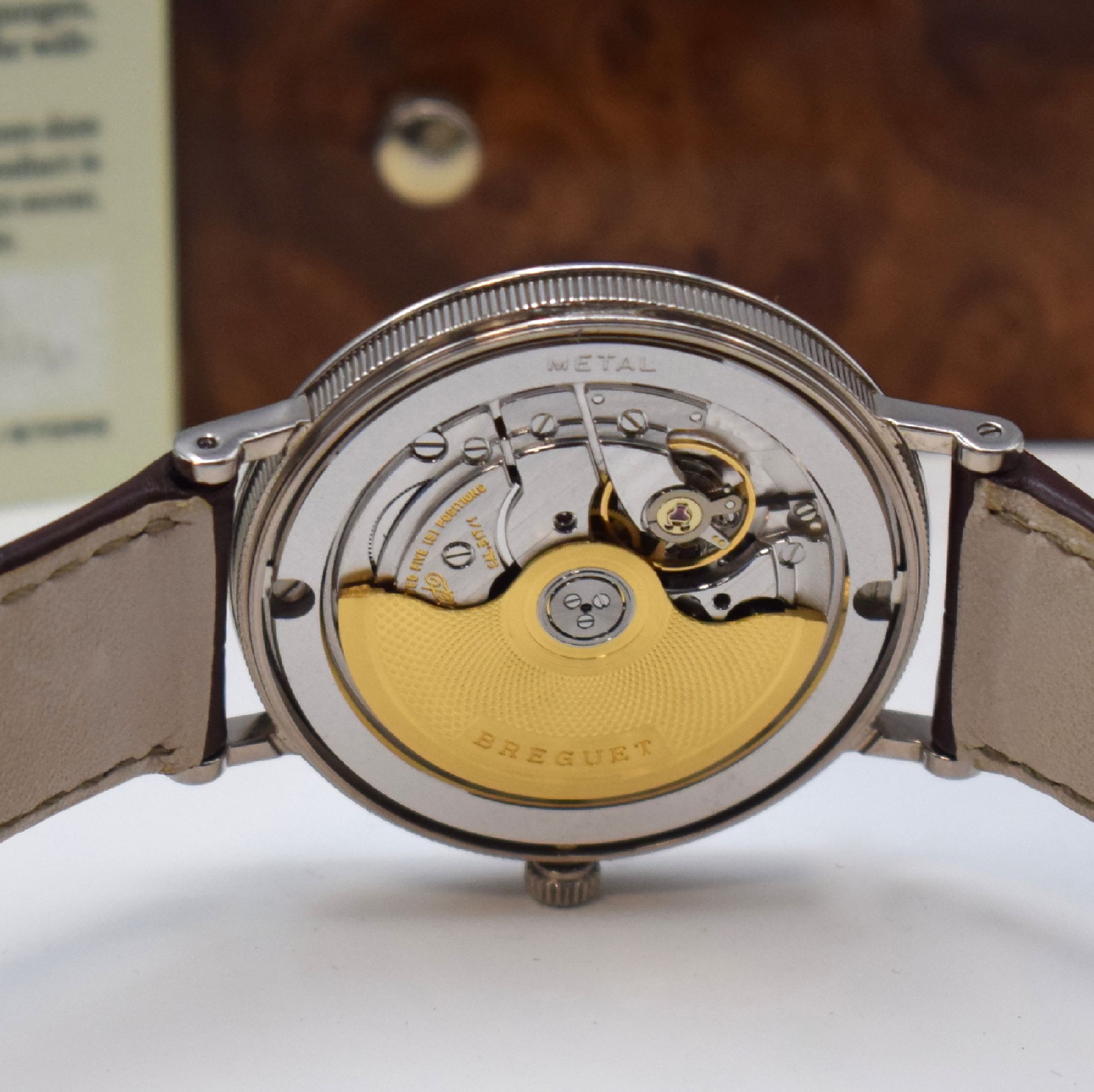 Detail e: BREGUET Classique feine Armbanduhr Referenz 5930 in WG 750/000, Automatik, Schweiz um 2008, 3-teil. Geh., Boden und Glasrand aufgedr., Münzrand, ...