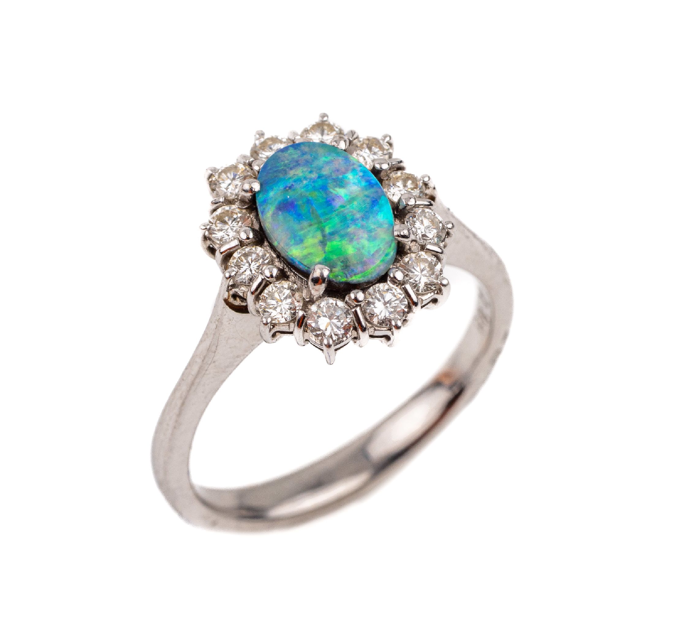 18 kt Gold Opal-Brillant-Ring, WG 750/000, Schwarzopal ca. 1.0 ct, feine Qualität, umgeben von 12 Brillanten zus. ca. 0.60 ct feines ...