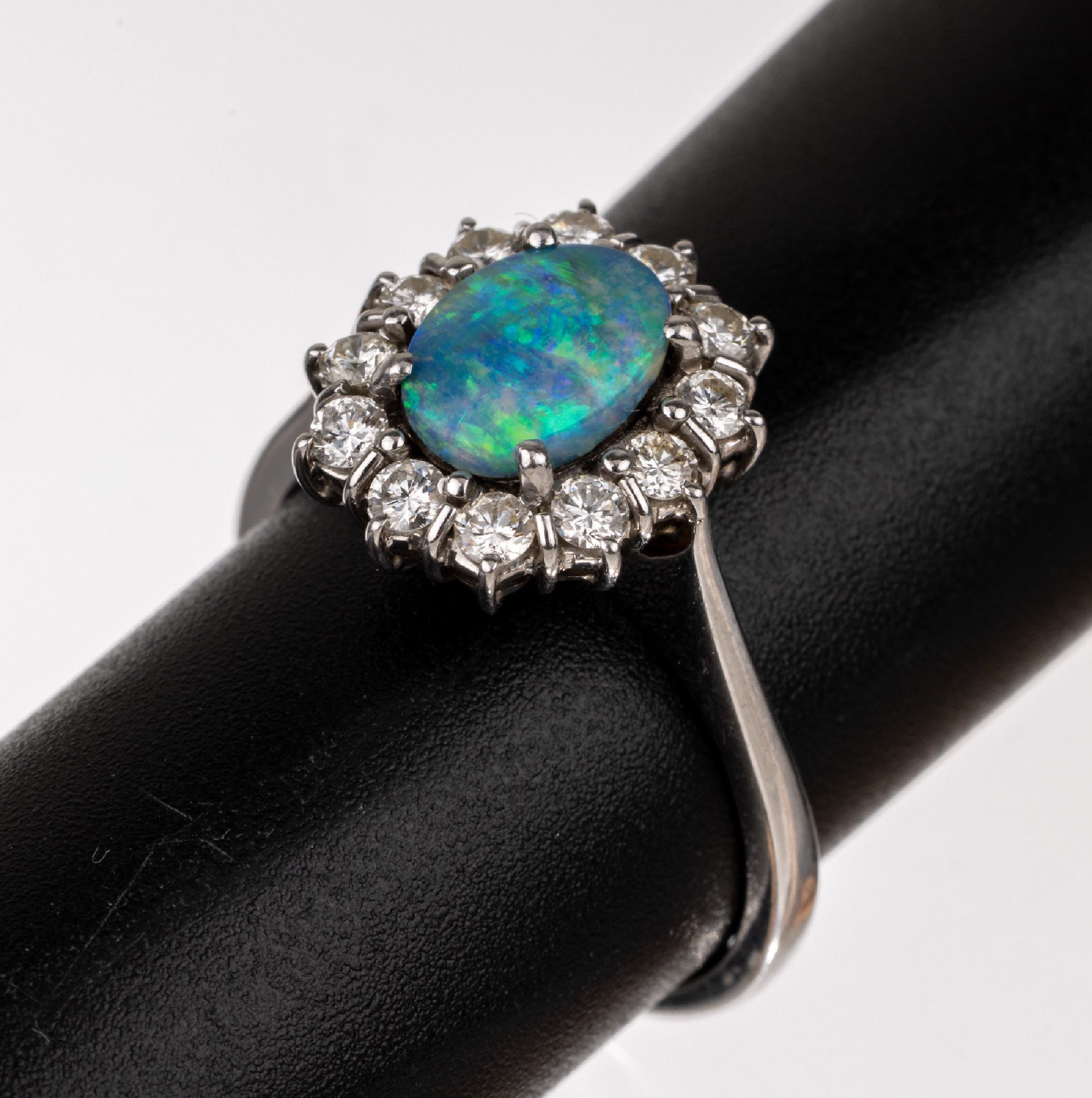 Detail a: 18 kt Gold Opal-Brillant-Ring, WG 750/000, Schwarzopal ca. 1.0 ct, feine Qualität, umgeben von 12 Brillanten zus. ca. 0.60 ct feines ...