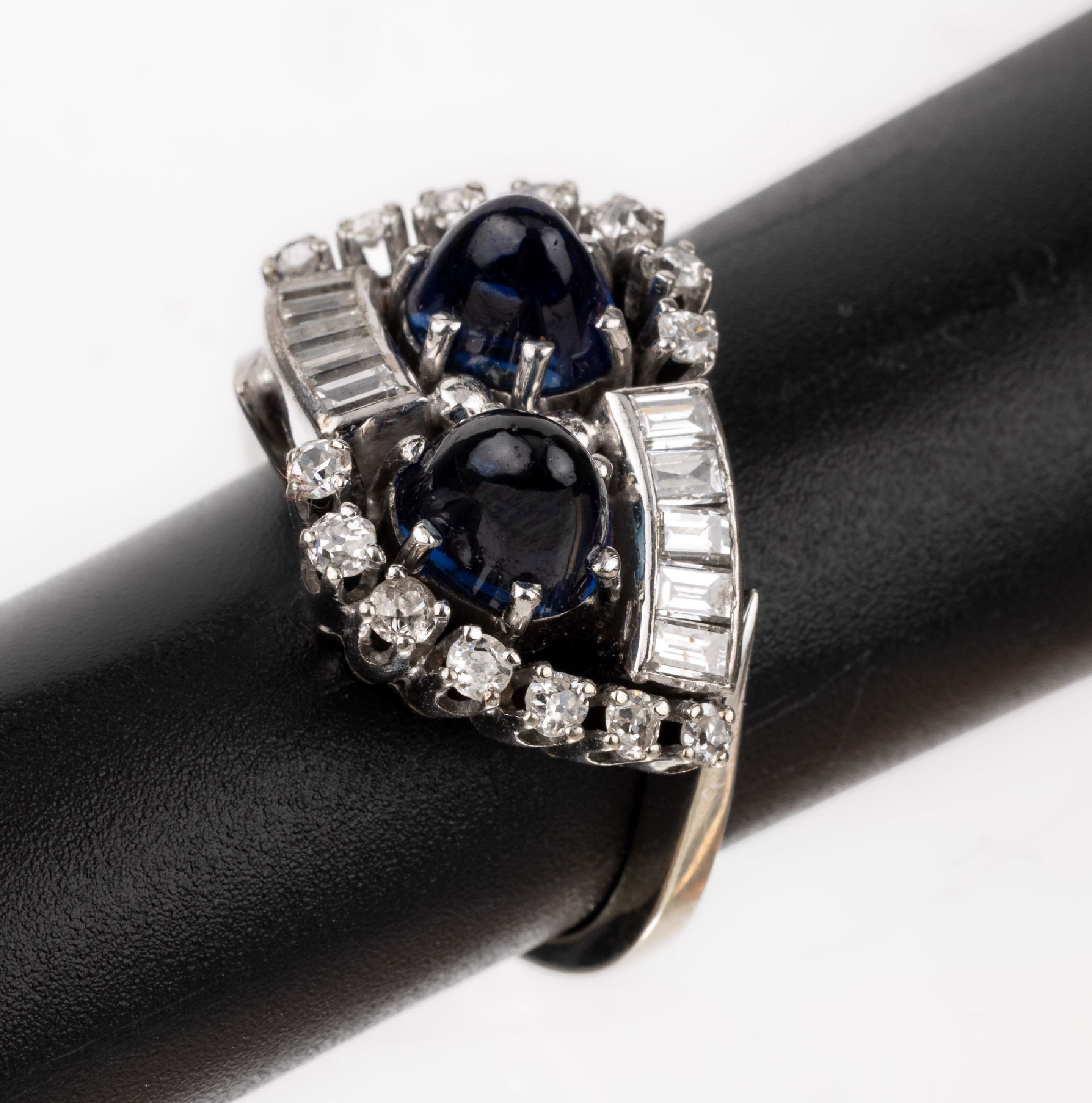 18 kt Gold Saphir-Diamant-Ring, WG 750/000,2 Saphir-Cabochons zus. ca. 1.20 ct, Altschliff-Diamanten und Diamant-Baguettes zus. ca. 1.25 ct ...