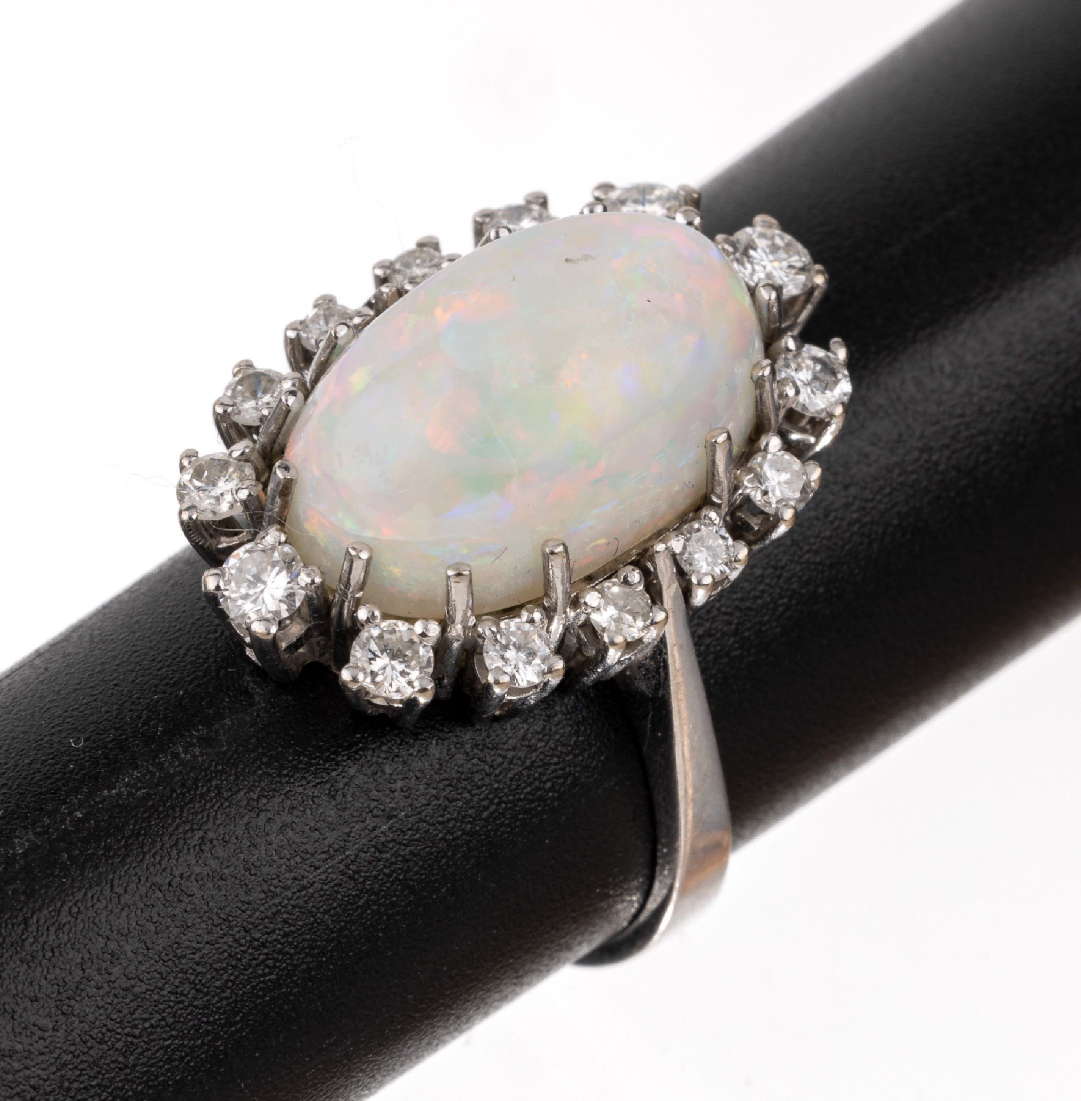 14 kt Gold Opal-Brillant-Ring, WG 585/000, Opalcabochon ca. 5.0 ct mit schönem Farbspiel in Rot, Blau und Grün, 14 Brillanten zus. ca. 0.80 ct ...