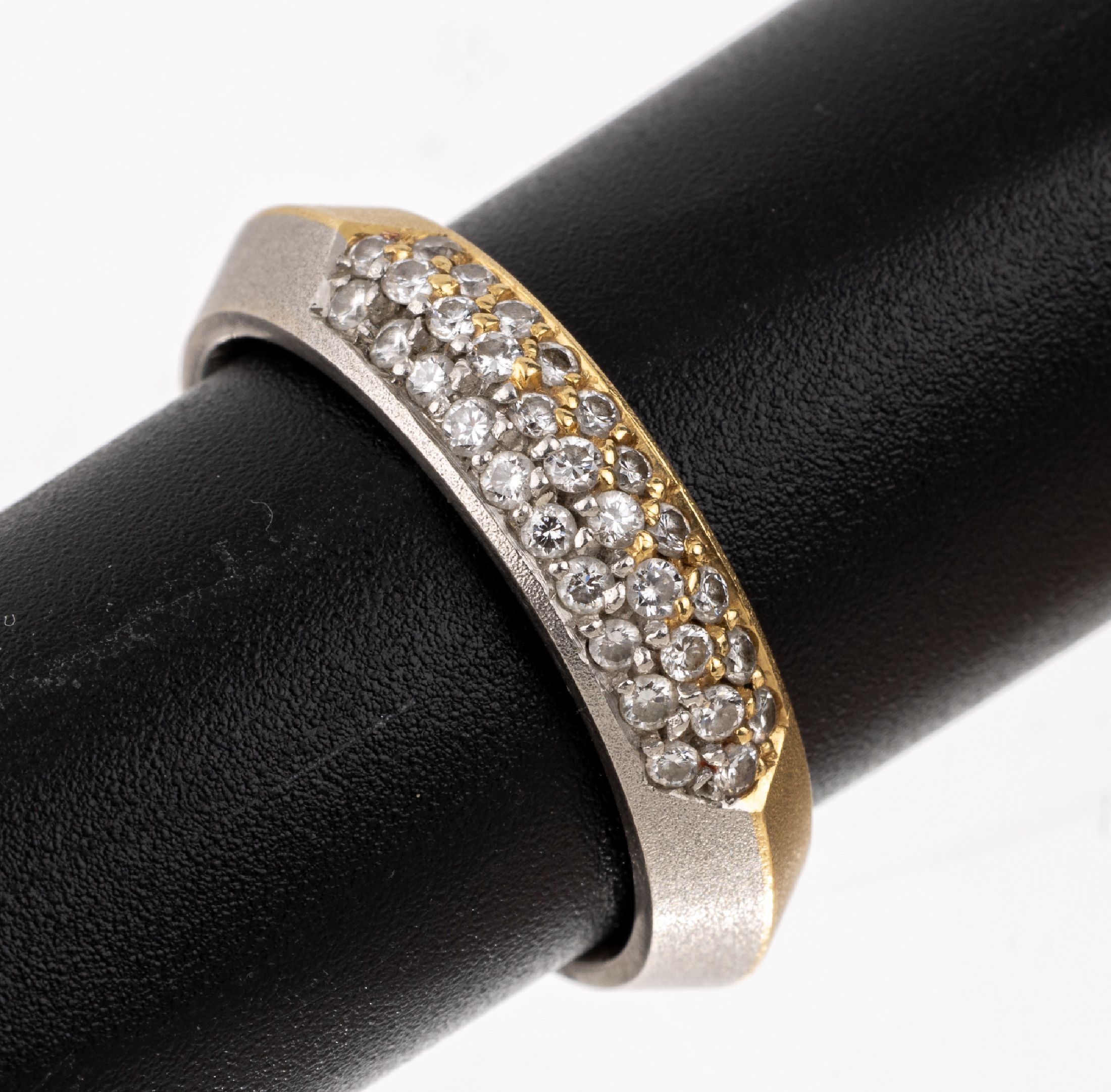 18 kt Gold und Platin Brillant-Ring, eine GG 750/000, eine Seite Platin 950/000, 31 Brillanten zus. ca. 0.65 ct feines Weiß- Weiß/vvs-vs, ca. 9.2 ...