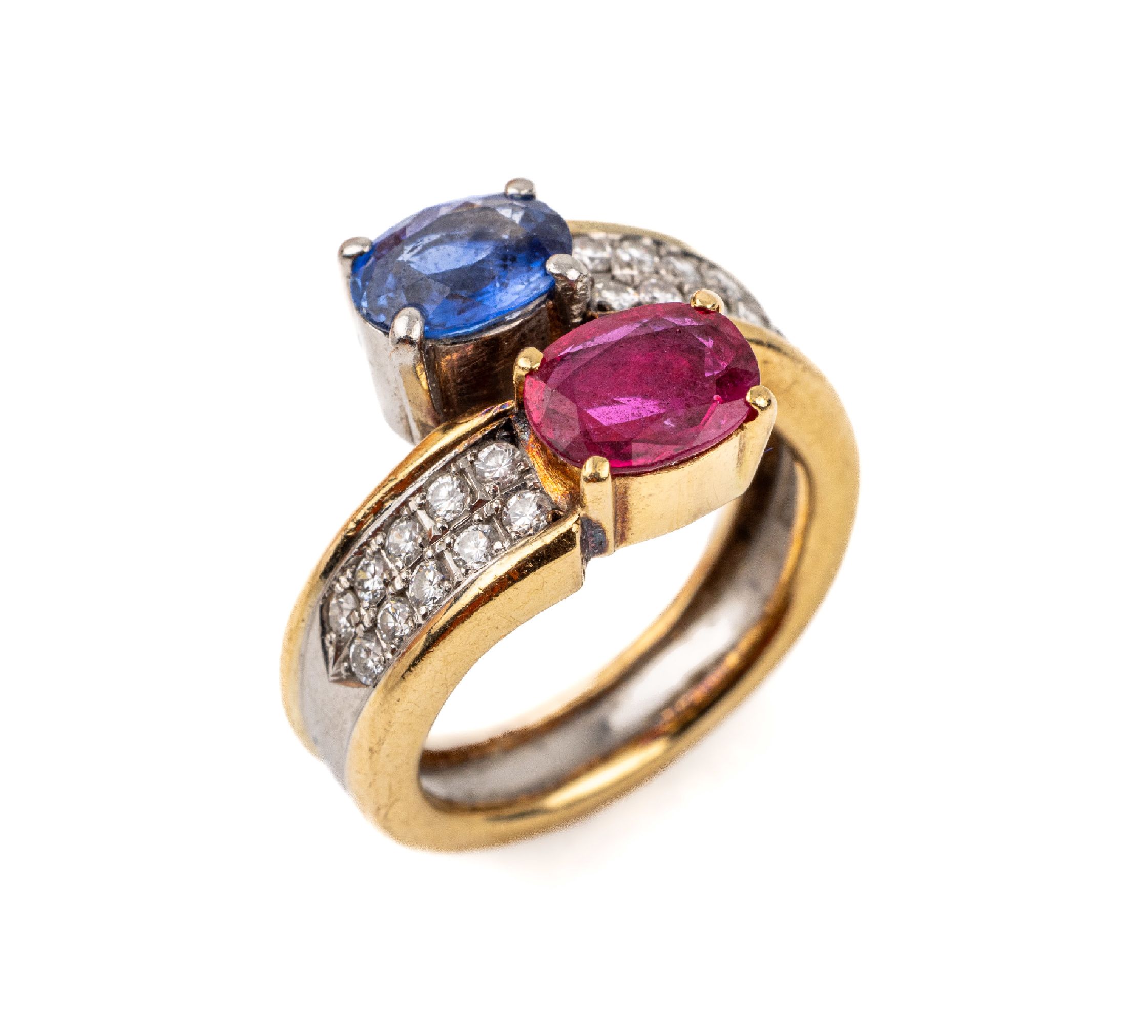 18 kt Gold und Platin Saphir-Brillant-Ring, GG 750/000 und Platin, ovalfacett. Saphir und Rubin zus. ca. 2.20 ct, feine Farbe, 20 Brillanten zus. ca. ...