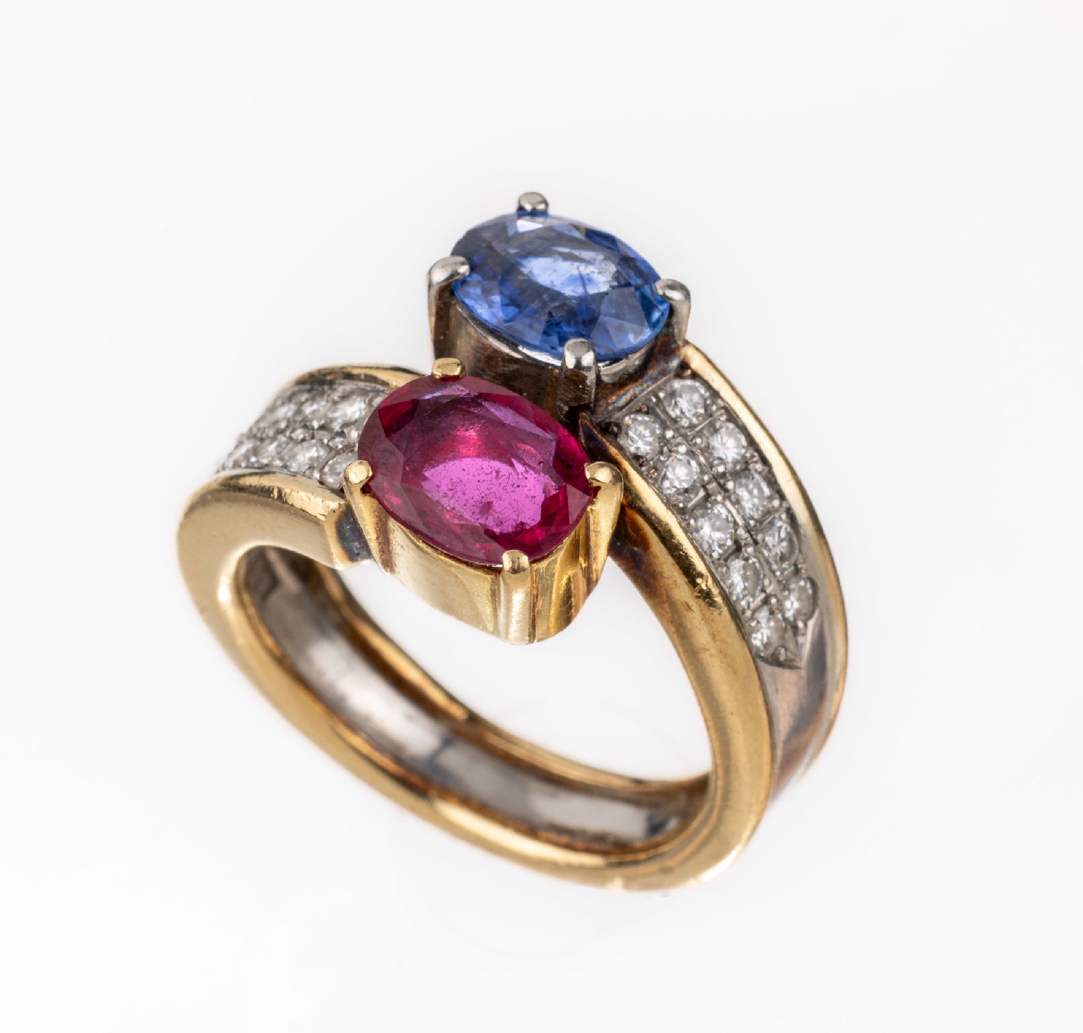 Detail a: 18 kt Gold und Platin Saphir-Brillant-Ring, GG 750/000 und Platin, ovalfacett. Saphir und Rubin zus. ca. 2.20 ct, feine Farbe, 20 Brillanten zus. ca. ...