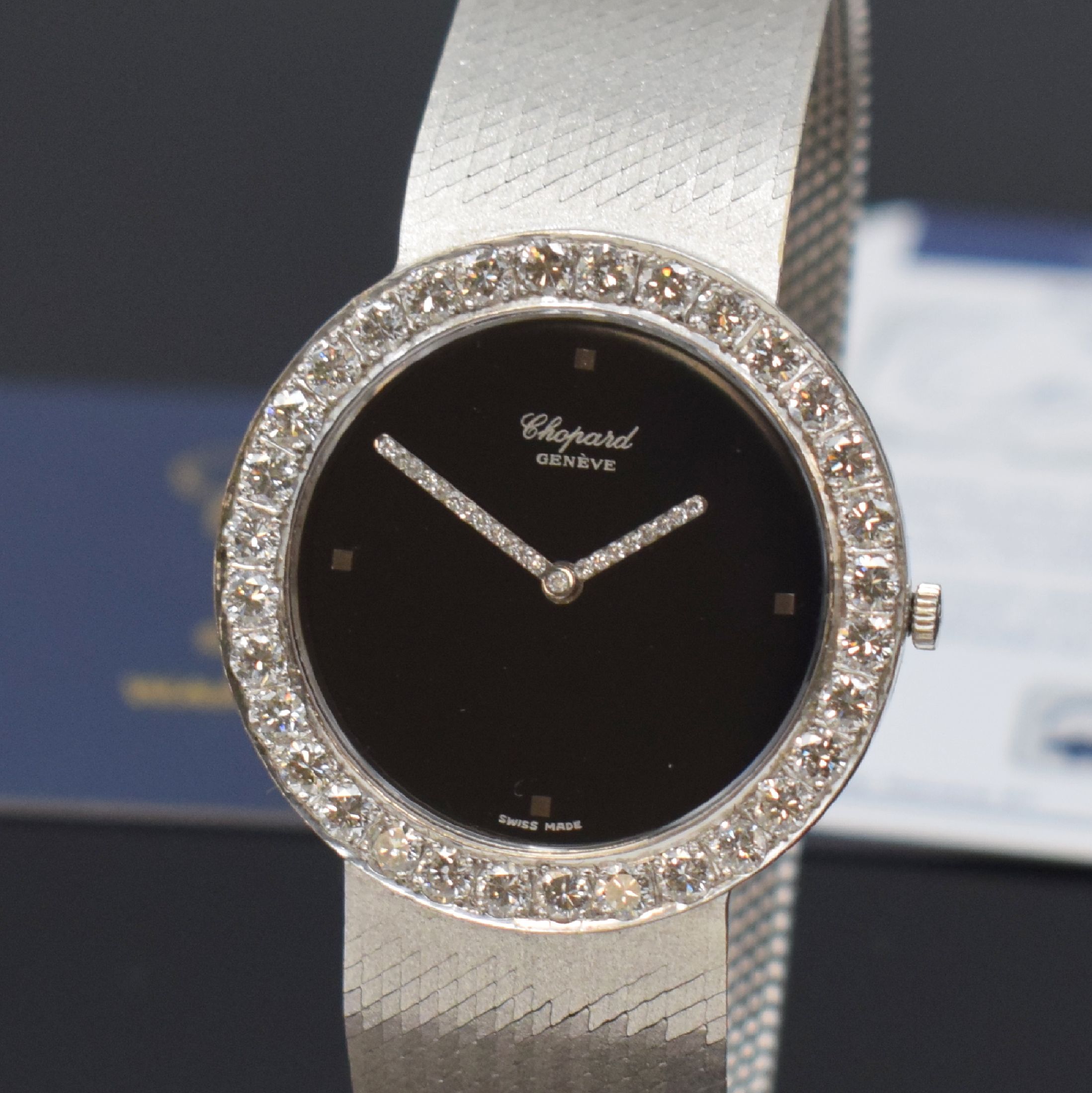 Detail a: CHOPARD ausgefallene Armbanduhr in WG 750/000 mit Brillantbesatz Referenz 142173-1001, Handaufzug, 2-teil. Geh., Boden aufgedr., Lünette wie Zeiger ...