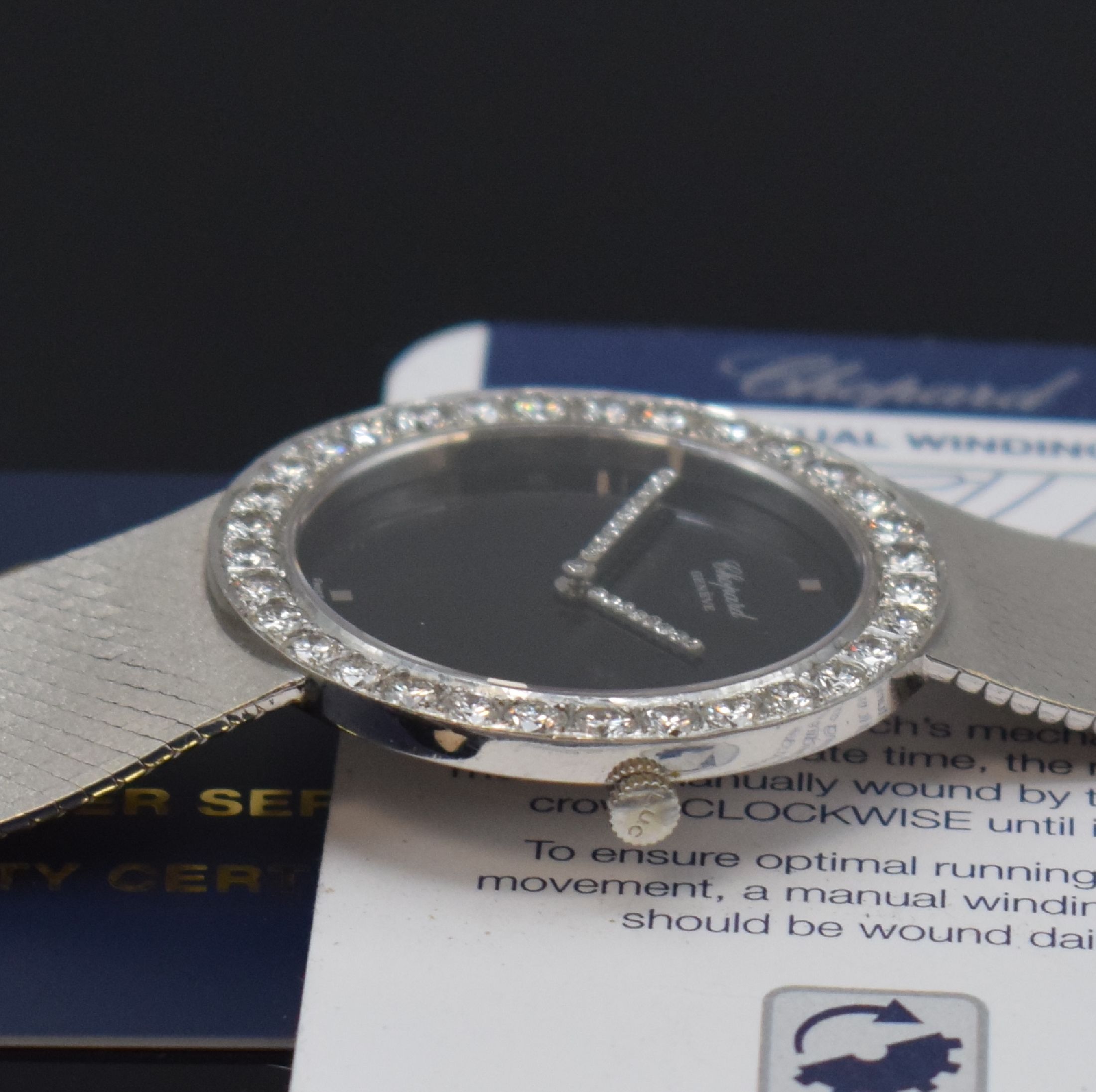 Detail d: CHOPARD ausgefallene Armbanduhr in WG 750/000 mit Brillantbesatz Referenz 142173-1001, Handaufzug, 2-teil. Geh., Boden aufgedr., Lünette wie Zeiger ...
