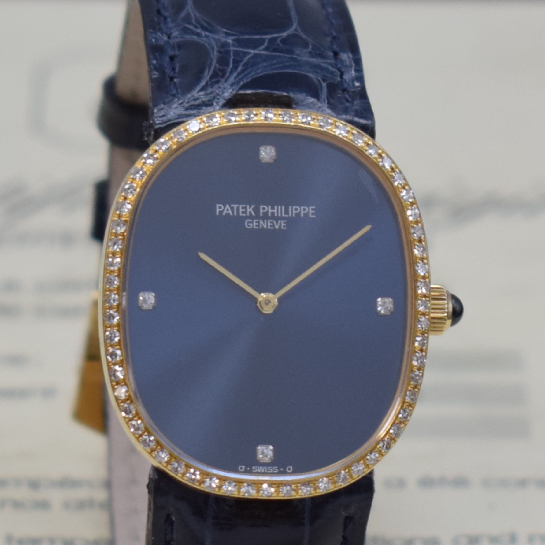 Detail c: PATEK PHILIPPE Damenarmbanduhr Ellipse d´Or Referenz 3849 in GG 750/000, Handaufzug, 3- teil. Geh., Boden und mit Diamanten bes. Glasrand aufgedr., ...