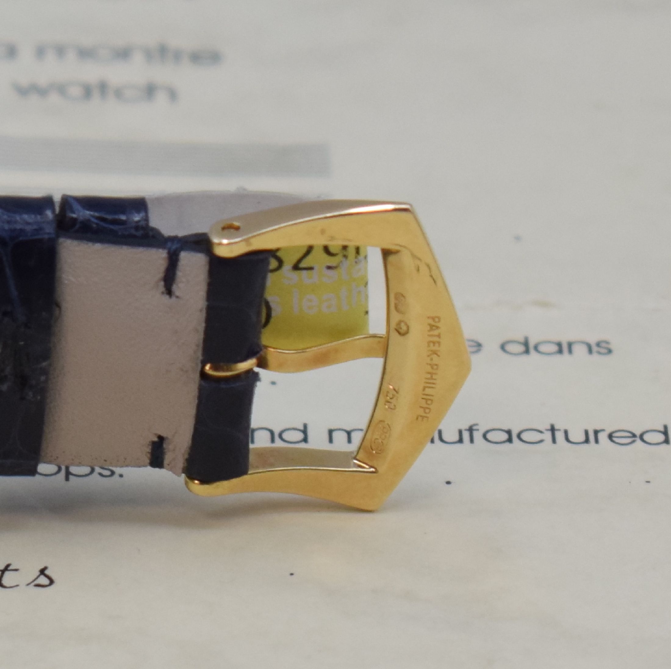 Detail e: PATEK PHILIPPE Damenarmbanduhr Ellipse d´Or Referenz 3849 in GG 750/000, Handaufzug, 3- teil. Geh., Boden und mit Diamanten bes. Glasrand aufgedr., ...