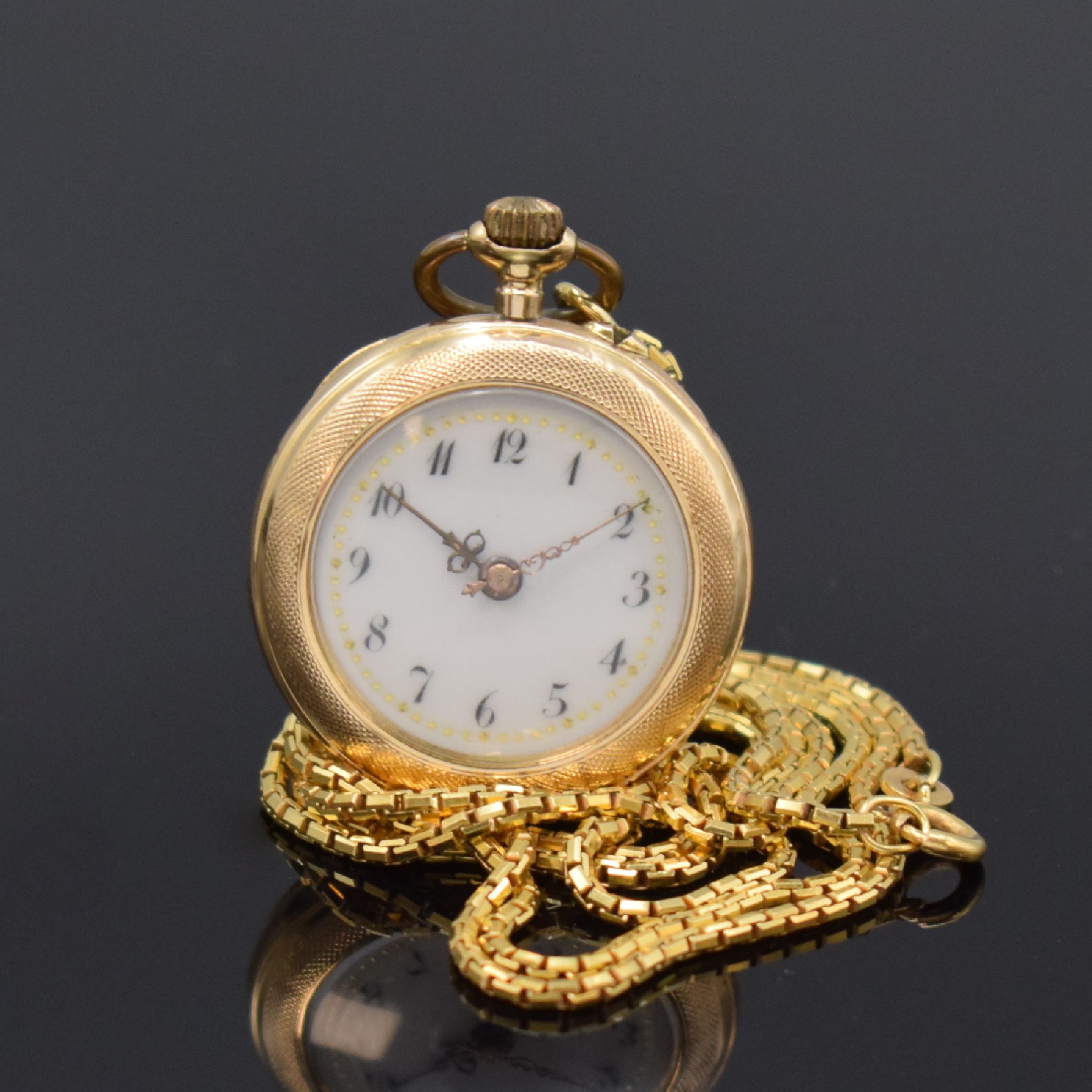 Offene Damentaschenuhr in RoseG 585/000 mit Kette in GG 750/000, Schweiz um 1900, Kette später, grav. Gehäuse, Metallcuvette, Emailzifferbl. m. ...