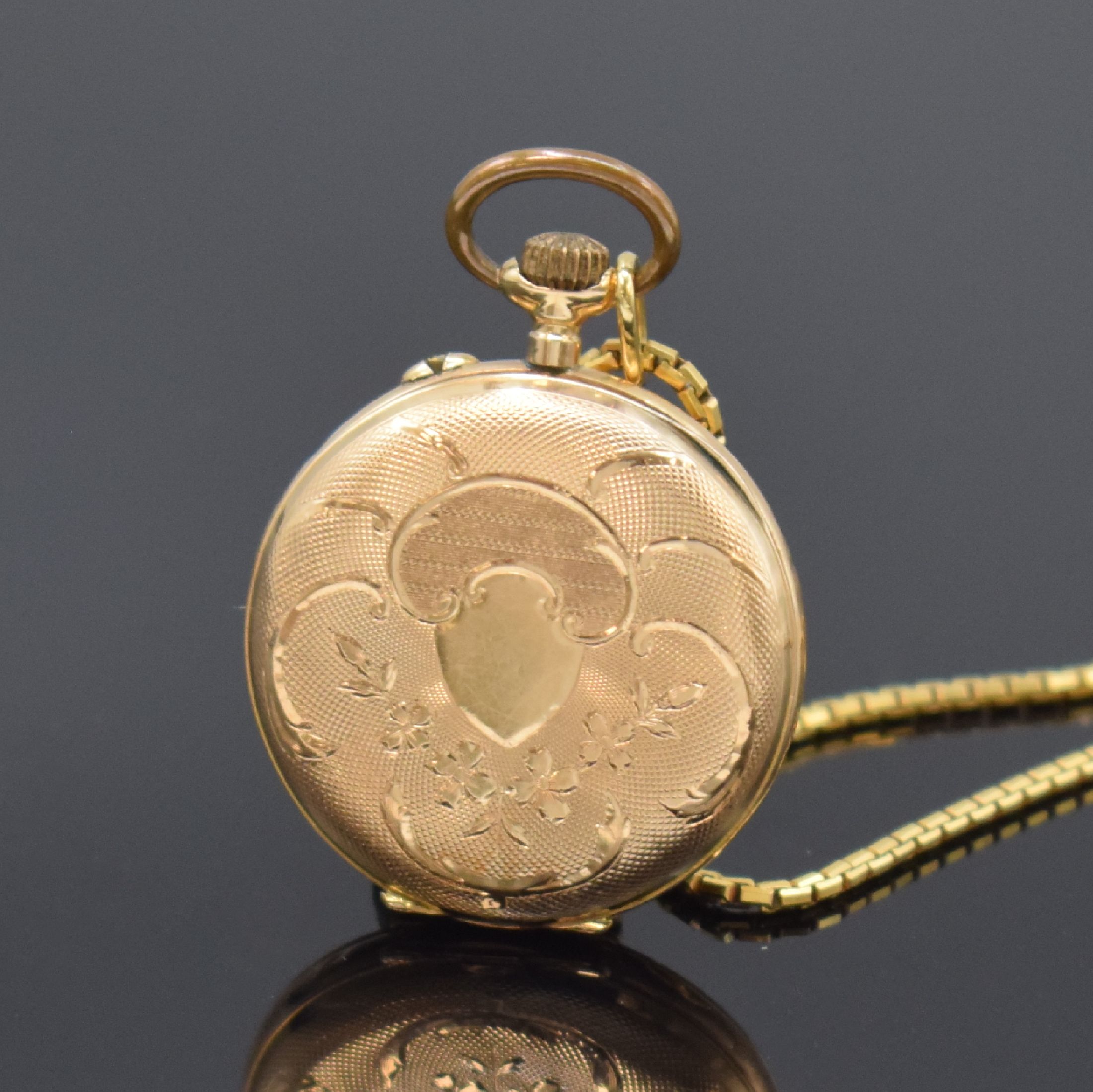 Detail a: Offene Damentaschenuhr in RoseG 585/000 mit Kette in GG 750/000, Schweiz um 1900, Kette später, grav. Gehäuse, Metallcuvette, Emailzifferbl. m. ...