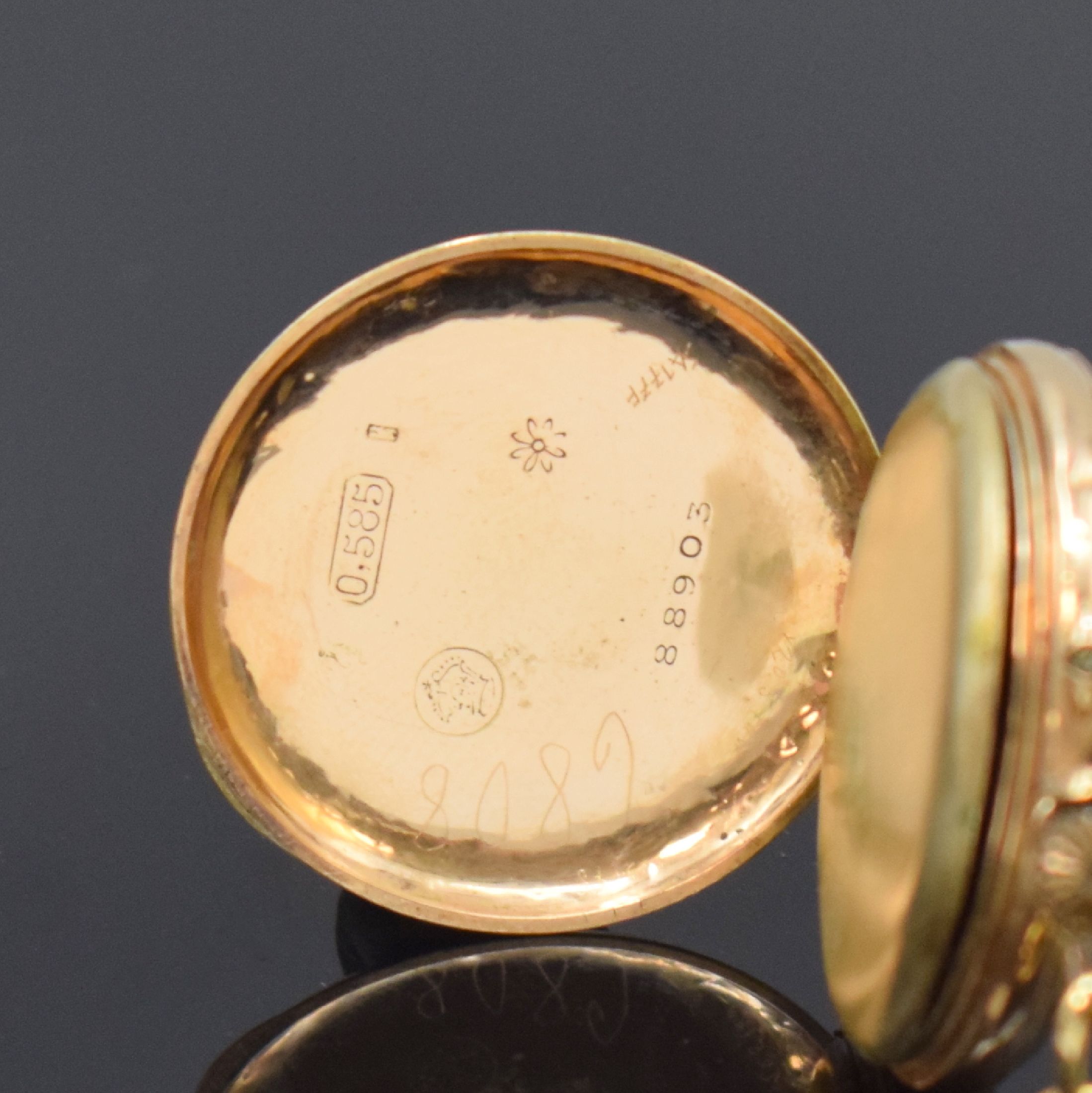 Detail b: Offene Damentaschenuhr in RoseG 585/000 mit Kette in GG 750/000, Schweiz um 1900, Kette später, grav. Gehäuse, Metallcuvette, Emailzifferbl. m. ...