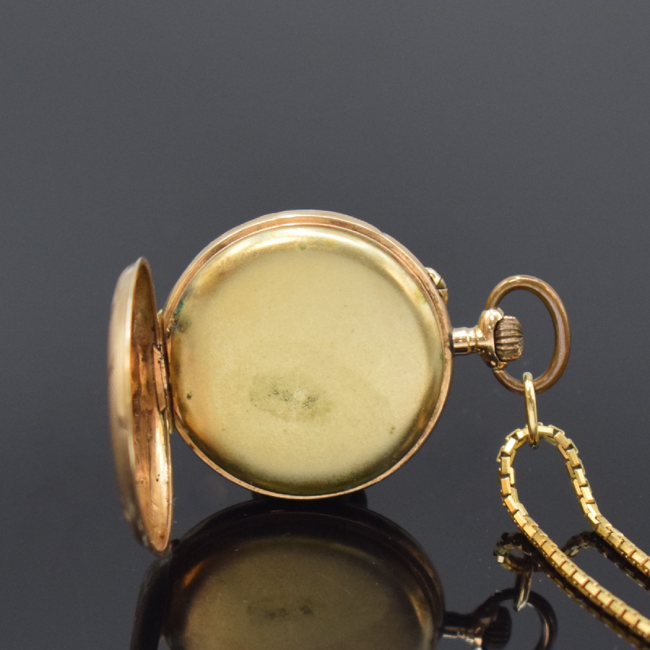 Detail c: Offene Damentaschenuhr in RoseG 585/000 mit Kette in GG 750/000, Schweiz um 1900, Kette später, grav. Gehäuse, Metallcuvette, Emailzifferbl. m. ...