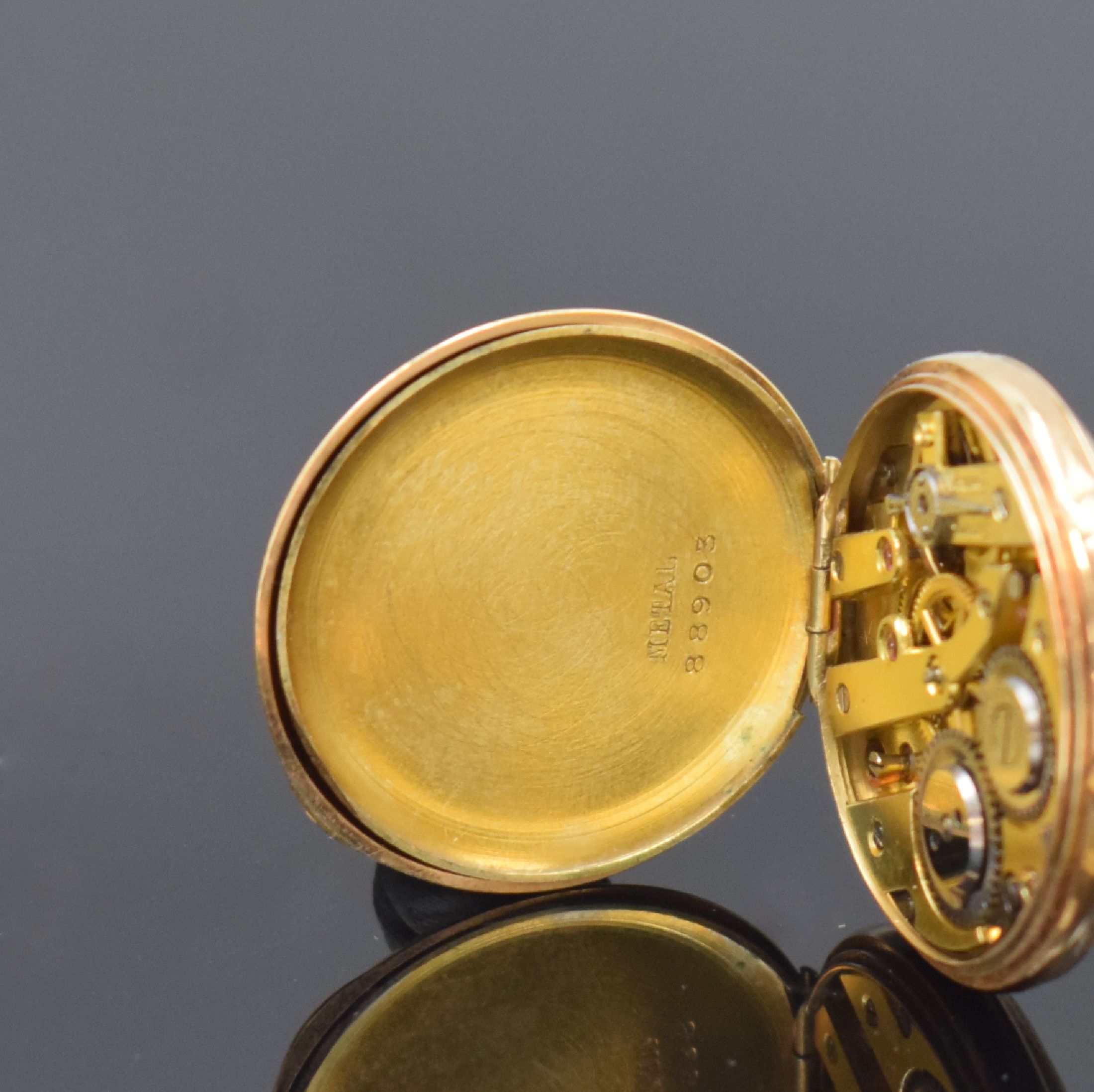 Detail d: Offene Damentaschenuhr in RoseG 585/000 mit Kette in GG 750/000, Schweiz um 1900, Kette später, grav. Gehäuse, Metallcuvette, Emailzifferbl. m. ...