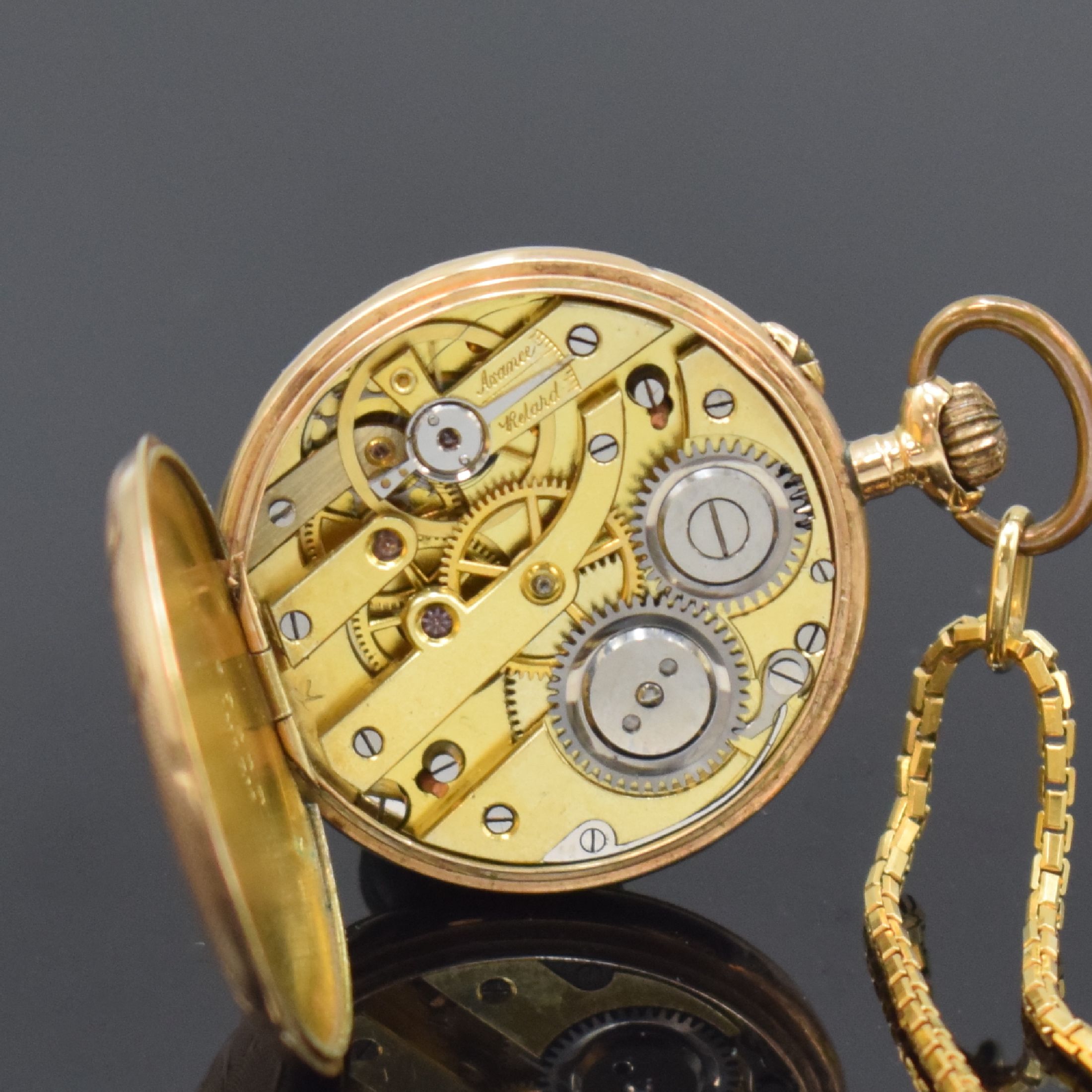 Detail e: Offene Damentaschenuhr in RoseG 585/000 mit Kette in GG 750/000, Schweiz um 1900, Kette später, grav. Gehäuse, Metallcuvette, Emailzifferbl. m. ...