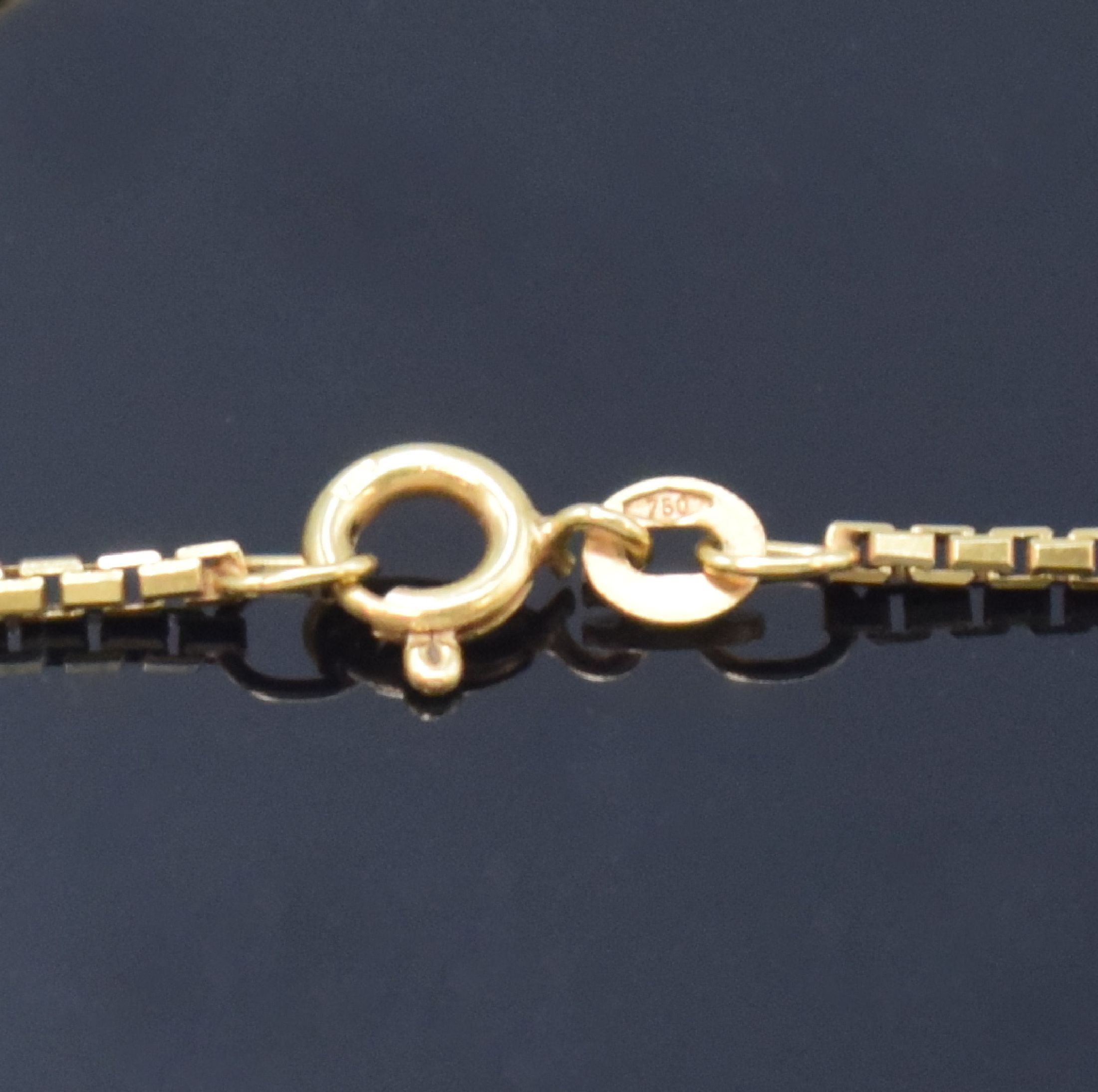 Detail f: Offene Damentaschenuhr in RoseG 585/000 mit Kette in GG 750/000, Schweiz um 1900, Kette später, grav. Gehäuse, Metallcuvette, Emailzifferbl. m. ...