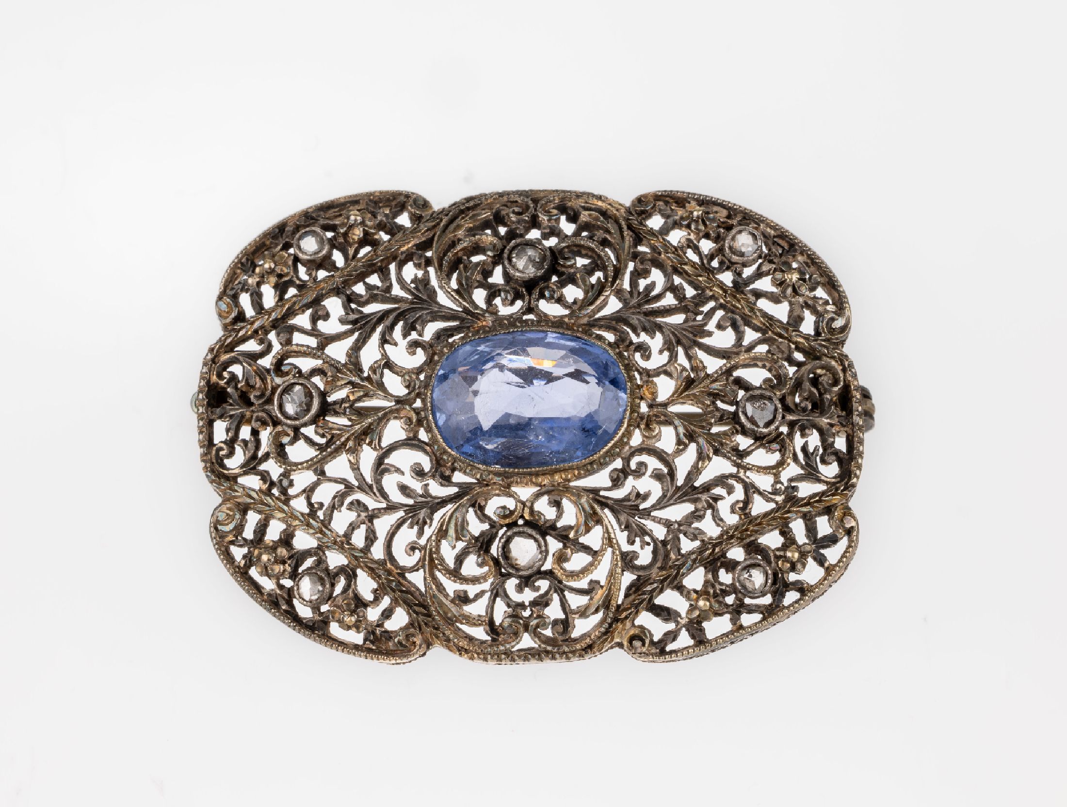 18 kt Gold Saphir-Diamant-Brosche, um 1880, GG 750/000 und Silber, ovalfacett. Saphir ca. 3.0 ct, Diamantrosen zus. ca. 0.20 ct ...