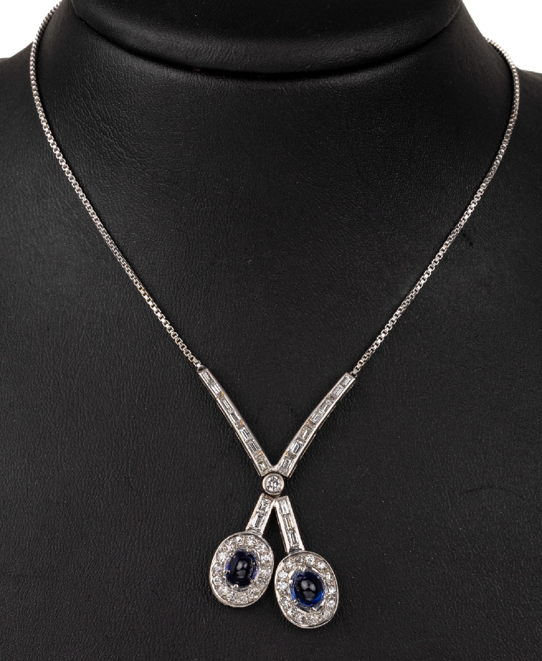 18 kt Gold Saphir-Diamant-Collier, WG 750/000, 2 Saphircabochons zus. ca. 2.0 ct, umgeben von Altschliff-Diamanten und Diamant-Baguettes zus. ca. ...