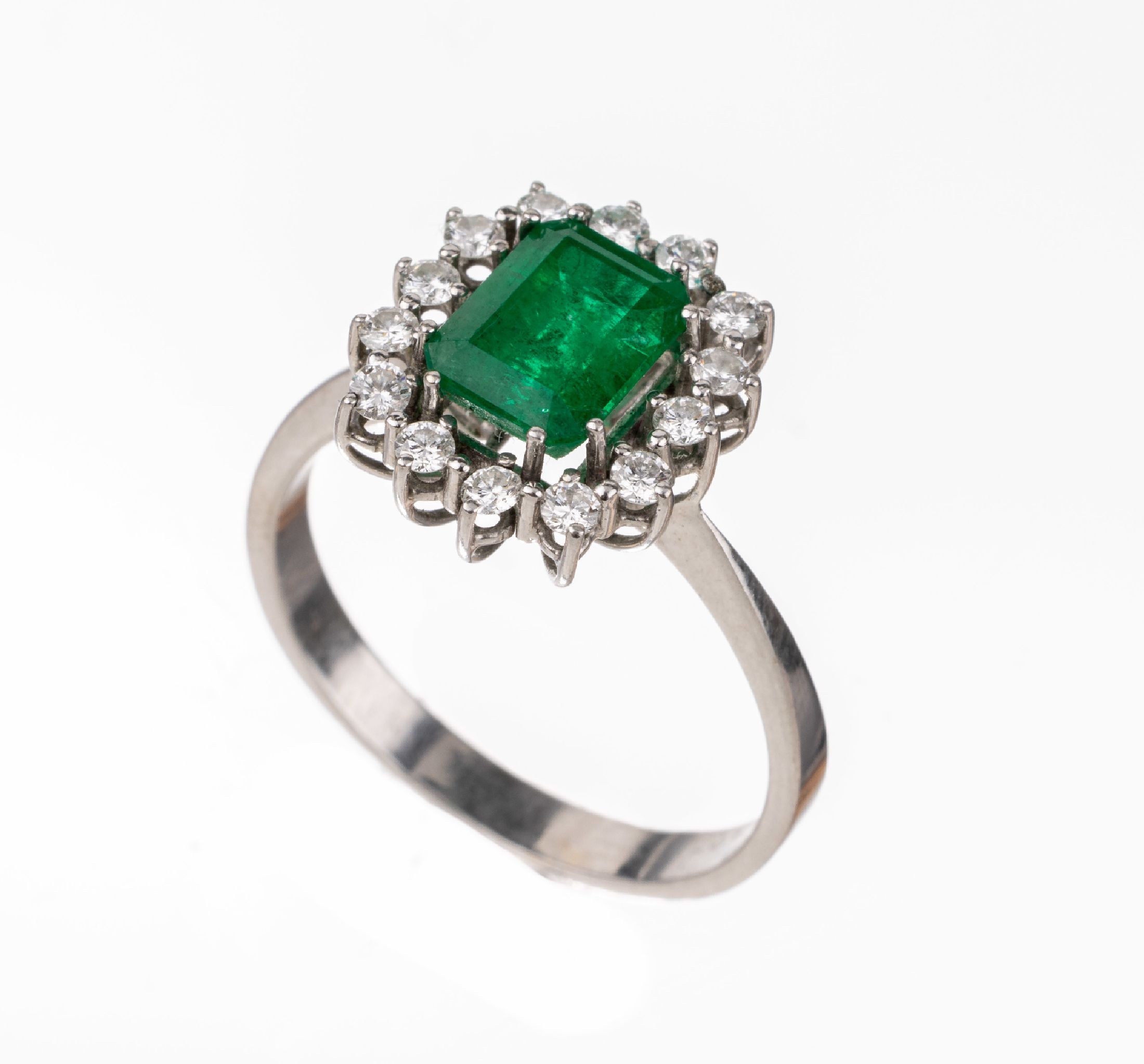 14 kt Gold Smaragd-Brillant-Ring, WG 585/000, Smaragd im Emerald Cut ca. 1.50 ct, feine Qualität, 14 Brillanten zus. ca. 0.30 ctfeines ...