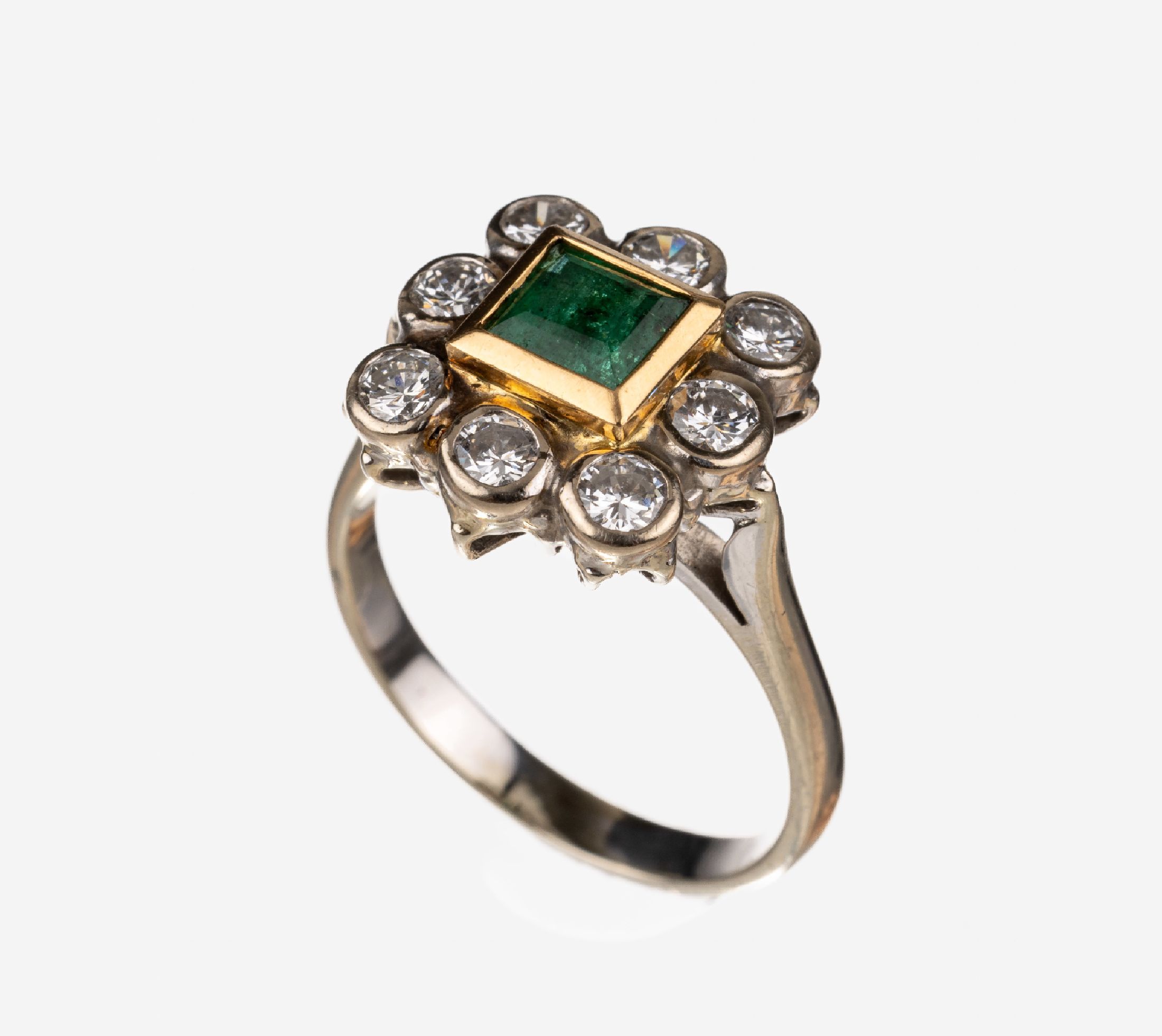 18 kt Gold Smaragd-Brillant-Ring, WG/GG 750/000, Smaragd-Carree ca. 0.50 ct, 8 Brillanten zus. ca. 1.0 ct feines Weiß-Weiß/lr-si, RW 55, ca. 5.8 g