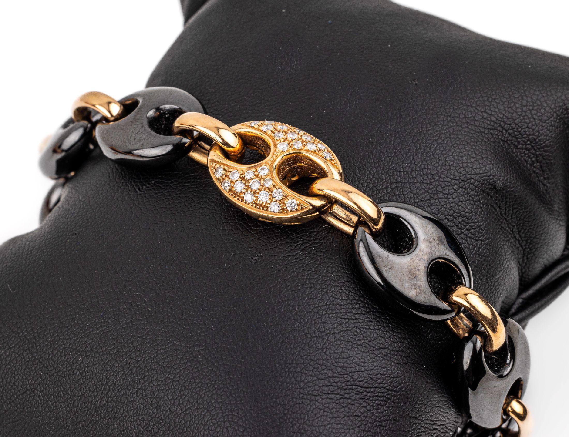 18 kt Gold Brillant-Bohnenarmband, RG 750/000, schwarze Keramikglieder, 1 Glied mit Brillanten zus. ca. 0.48 ct Weiß/p 1, L. ca. 47.0 g, L. ca. 21 ...