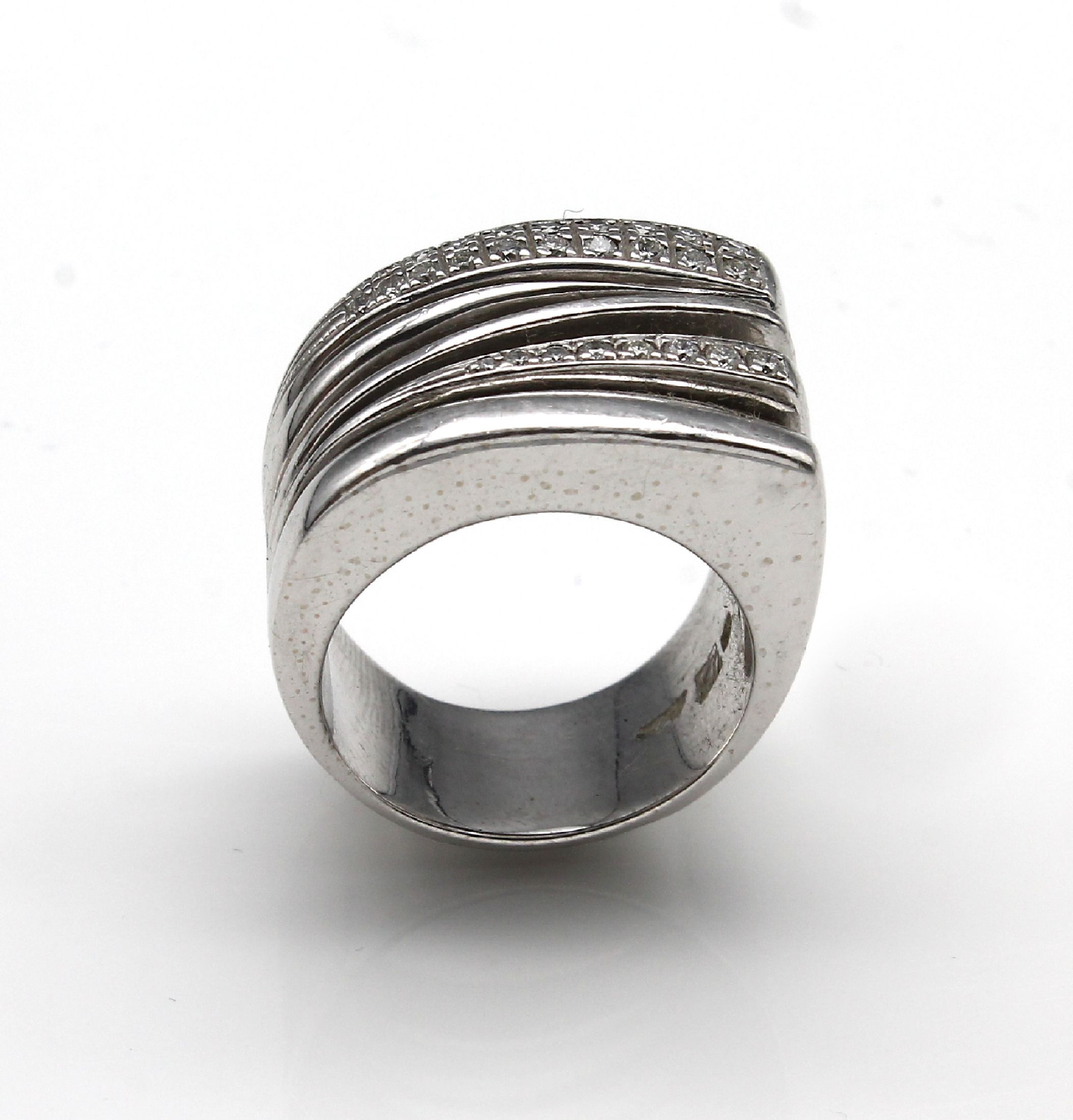 18 kt Gold Brillant-Ring, WG 750/000, Atelieranfertigung, 28 Brillanten zus. ca. 0.384 ct Weiß/si, massive Ausführung, ca. 25.8g, RW 55