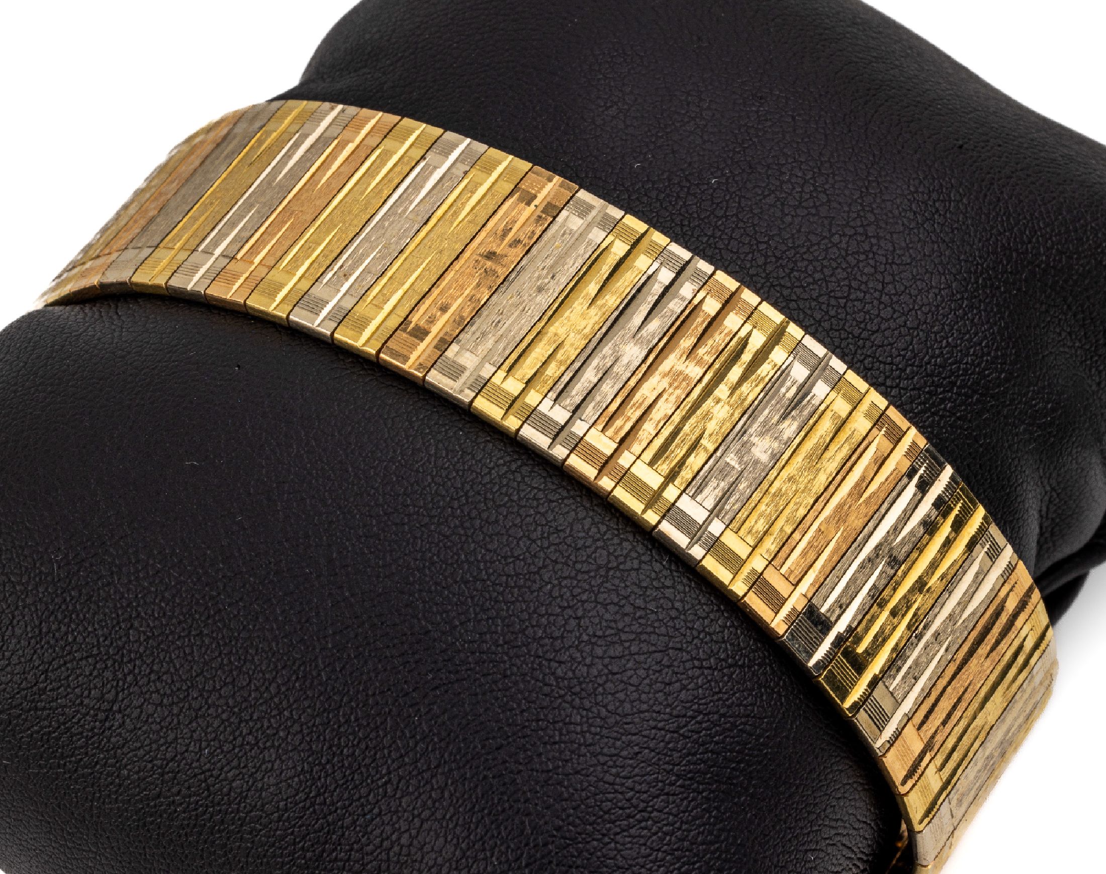 18 kt Gold Armband, GG/WG/RG 750/000, ca. 53.1 g, L. ca. 19 cm, strukturiert, L. ca. 19.5 cm, Kastenschloss mit Sicherheitsachten