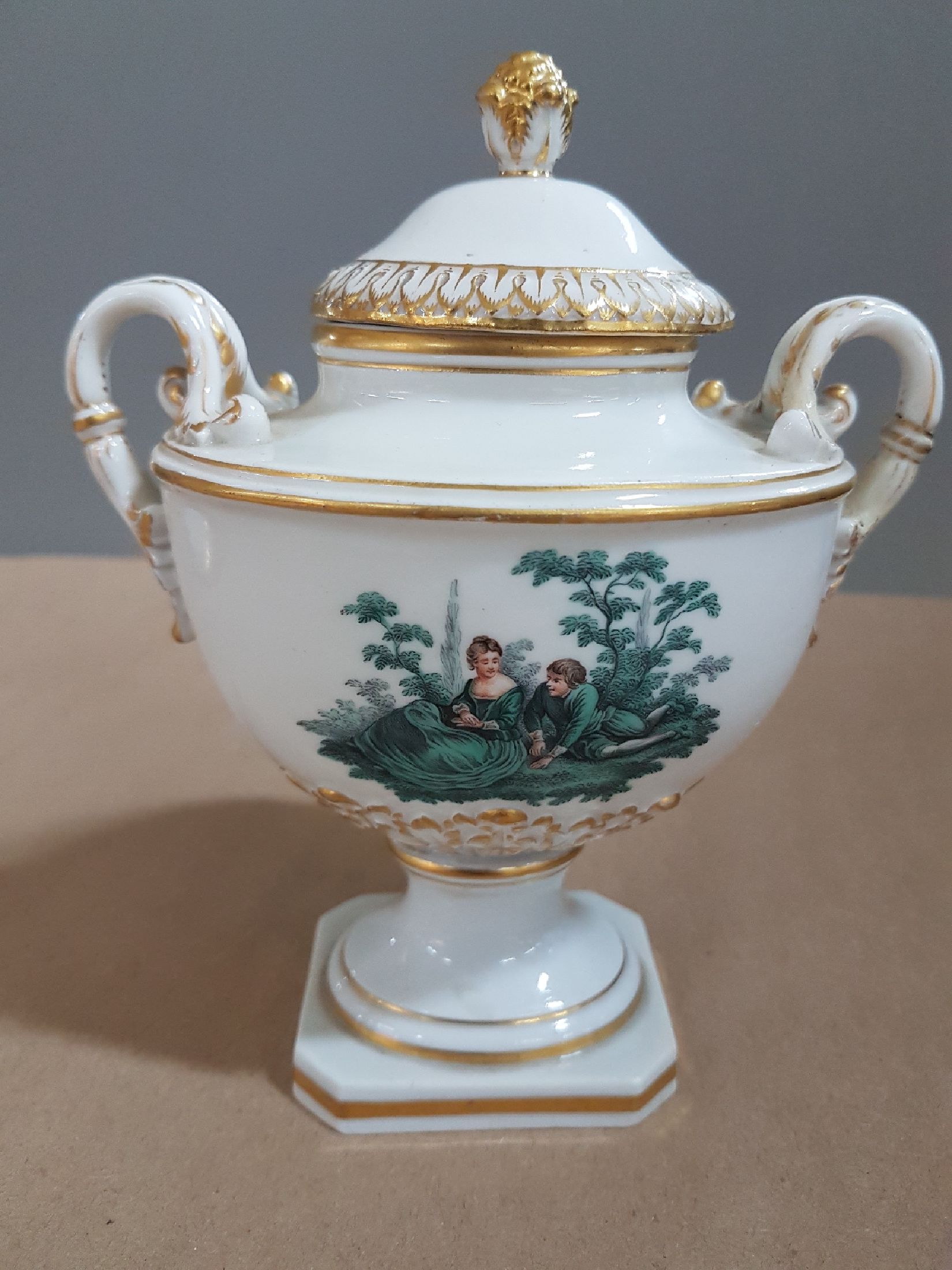 Detail a: Deckelvase, Meissen, um 1900, 1. Wahl, mit geschwungenen Doppelhenkel, Goldstaffage, Wandung bemalt mit zwei Watteauszenen in Grün, H. ca. 14cm, am ...
