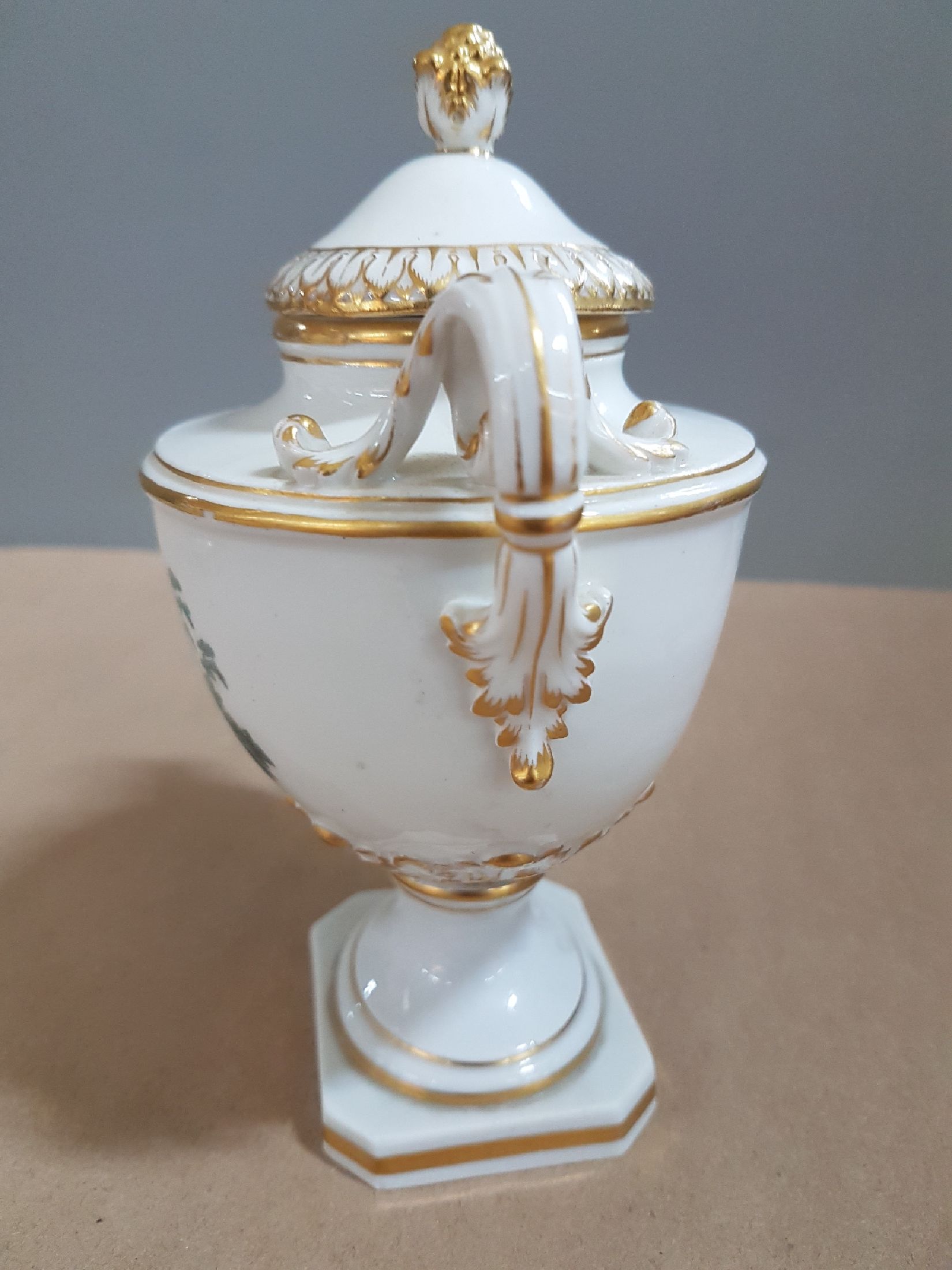 Detail b: Deckelvase, Meissen, um 1900, 1. Wahl, mit geschwungenen Doppelhenkel, Goldstaffage, Wandung bemalt mit zwei Watteauszenen in Grün, H. ca. 14cm, am ...