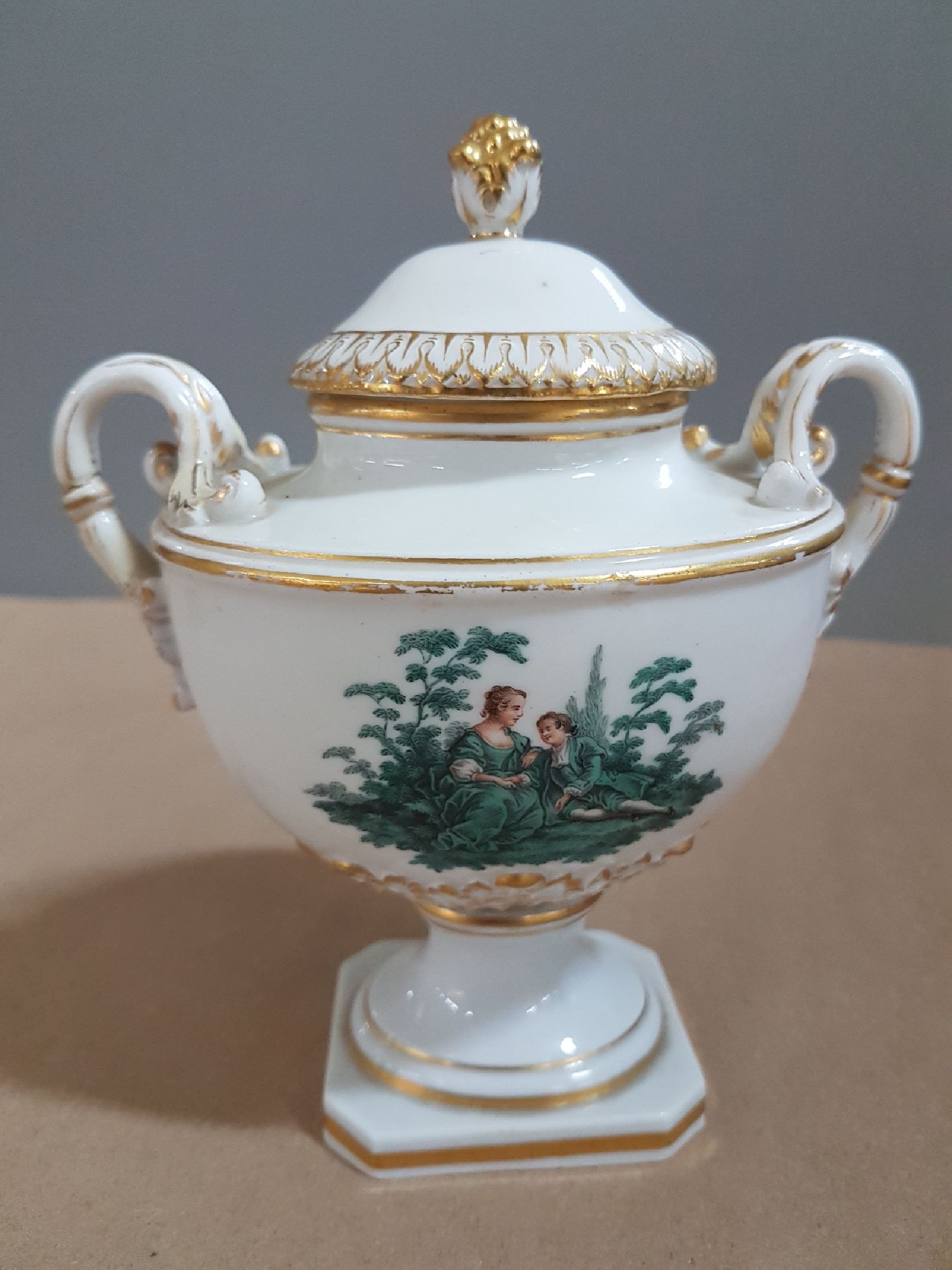 Detail c: Deckelvase, Meissen, um 1900, 1. Wahl, mit geschwungenen Doppelhenkel, Goldstaffage, Wandung bemalt mit zwei Watteauszenen in Grün, H. ca. 14cm, am ...