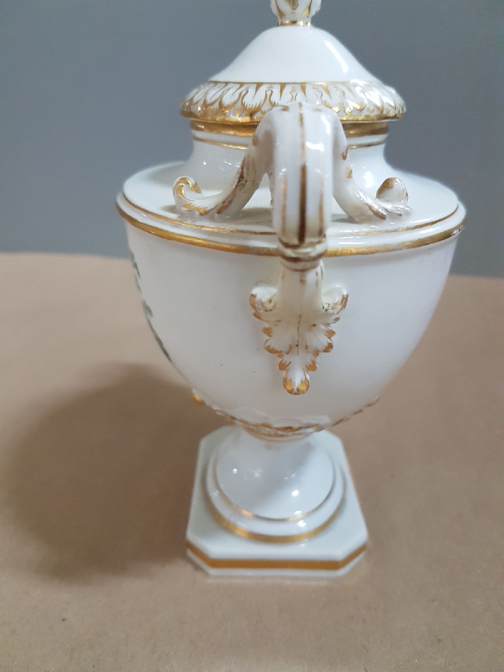 Detail d: Deckelvase, Meissen, um 1900, 1. Wahl, mit geschwungenen Doppelhenkel, Goldstaffage, Wandung bemalt mit zwei Watteauszenen in Grün, H. ca. 14cm, am ...