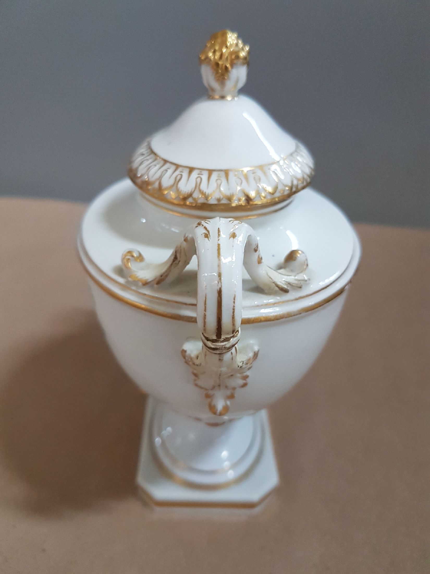 Detail e: Deckelvase, Meissen, um 1900, 1. Wahl, mit geschwungenen Doppelhenkel, Goldstaffage, Wandung bemalt mit zwei Watteauszenen in Grün, H. ca. 14cm, am ...