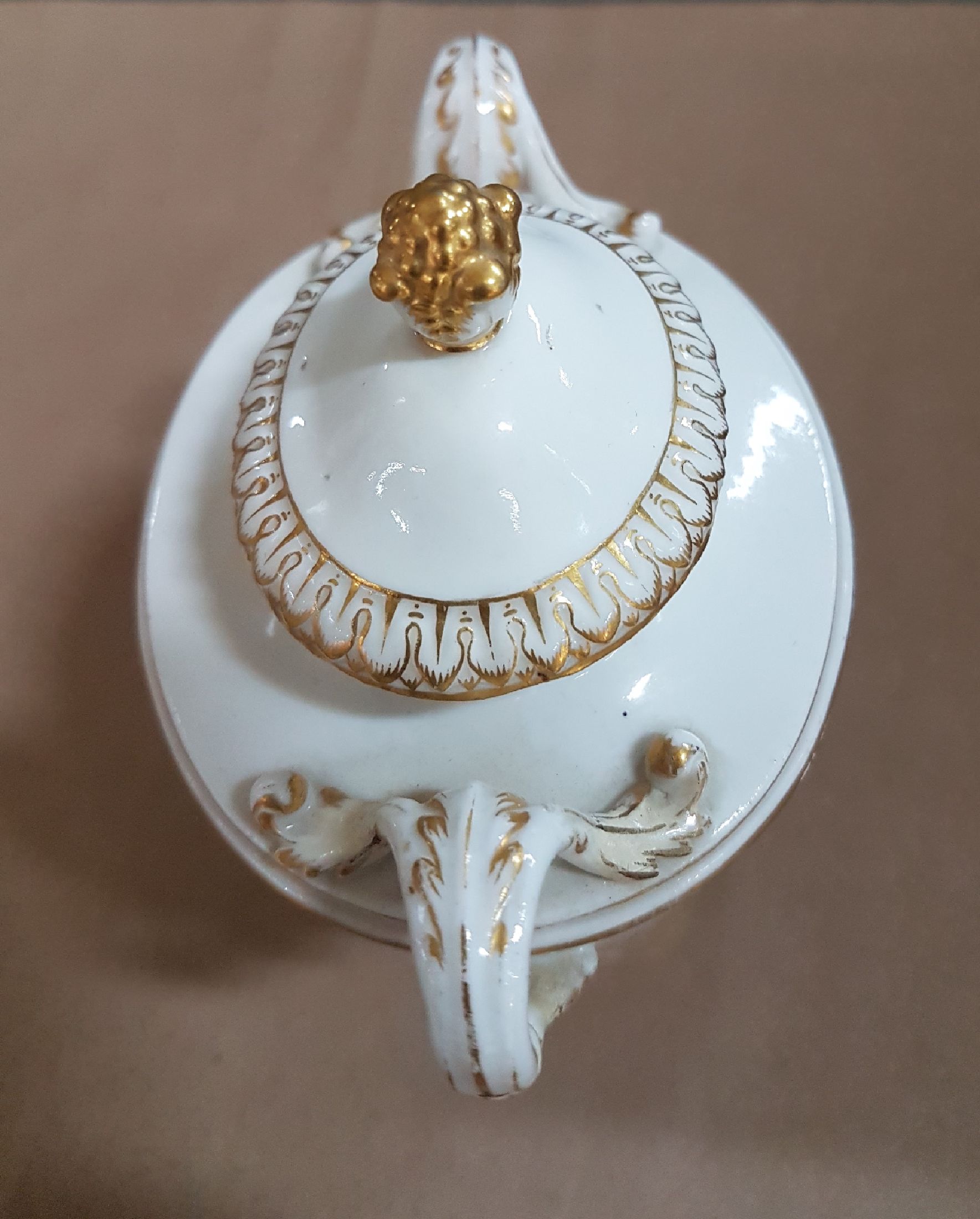Detail f: Deckelvase, Meissen, um 1900, 1. Wahl, mit geschwungenen Doppelhenkel, Goldstaffage, Wandung bemalt mit zwei Watteauszenen in Grün, H. ca. 14cm, am ...