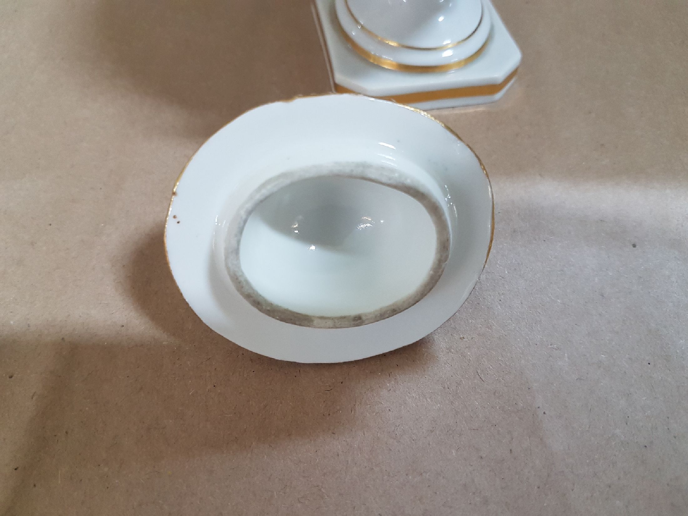 Detail g: Deckelvase, Meissen, um 1900, 1. Wahl, mit geschwungenen Doppelhenkel, Goldstaffage, Wandung bemalt mit zwei Watteauszenen in Grün, H. ca. 14cm, am ...