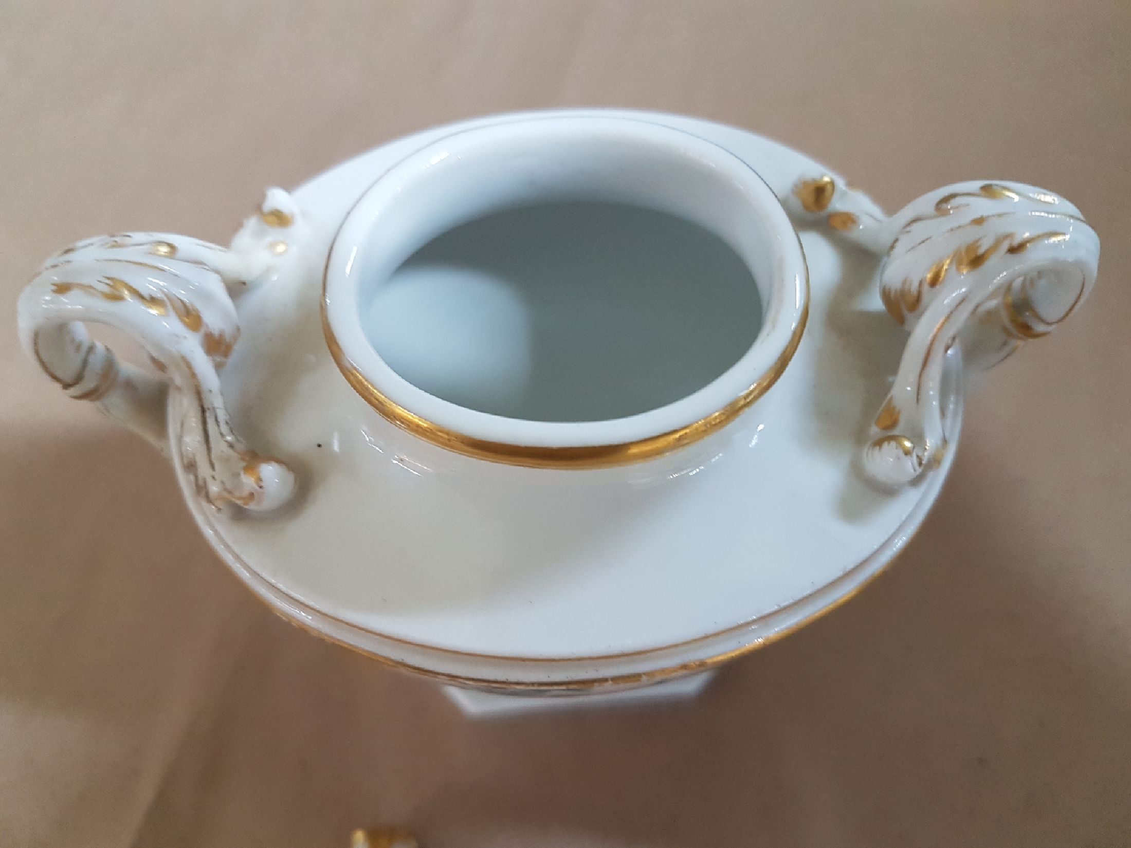 Detail h: Deckelvase, Meissen, um 1900, 1. Wahl, mit geschwungenen Doppelhenkel, Goldstaffage, Wandung bemalt mit zwei Watteauszenen in Grün, H. ca. 14cm, am ...