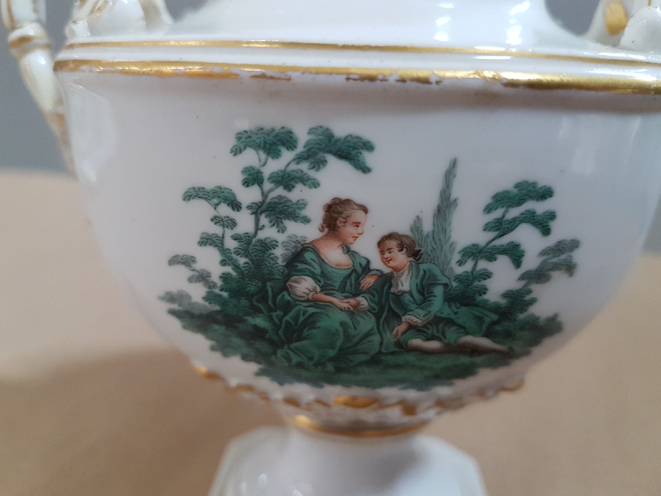 Detail i: Deckelvase, Meissen, um 1900, 1. Wahl, mit geschwungenen Doppelhenkel, Goldstaffage, Wandung bemalt mit zwei Watteauszenen in Grün, H. ca. 14cm, am ...