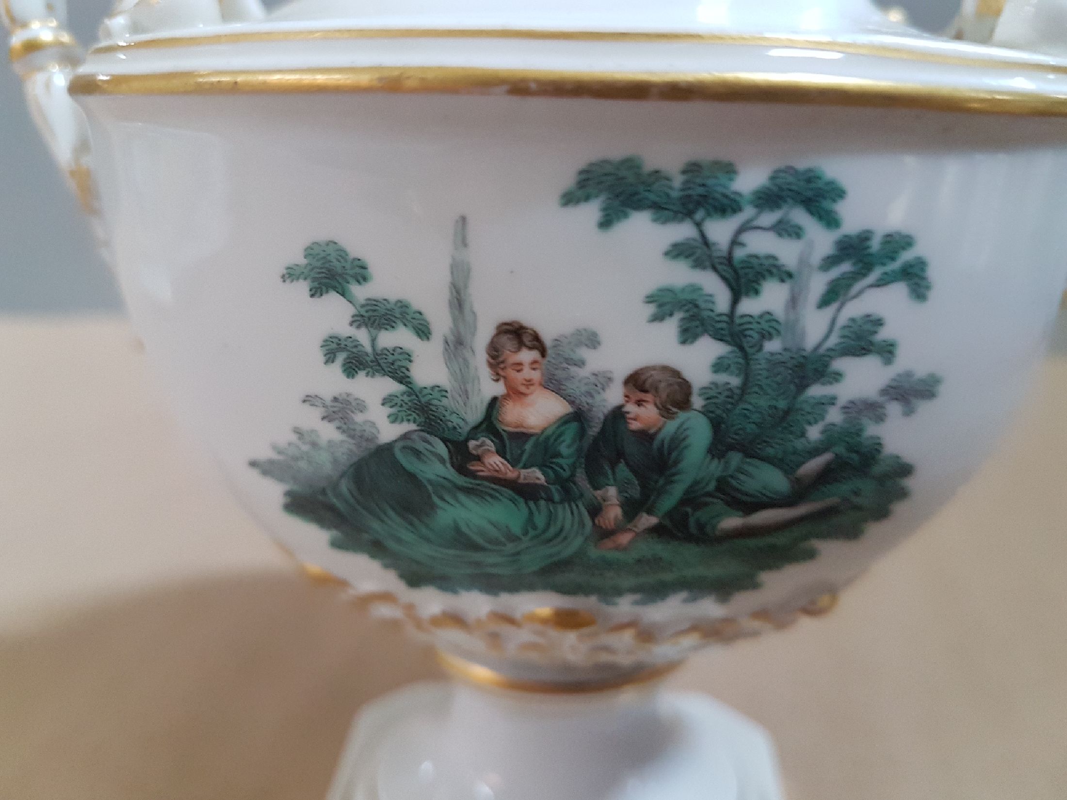 Detail j: Deckelvase, Meissen, um 1900, 1. Wahl, mit geschwungenen Doppelhenkel, Goldstaffage, Wandung bemalt mit zwei Watteauszenen in Grün, H. ca. 14cm, am ...
